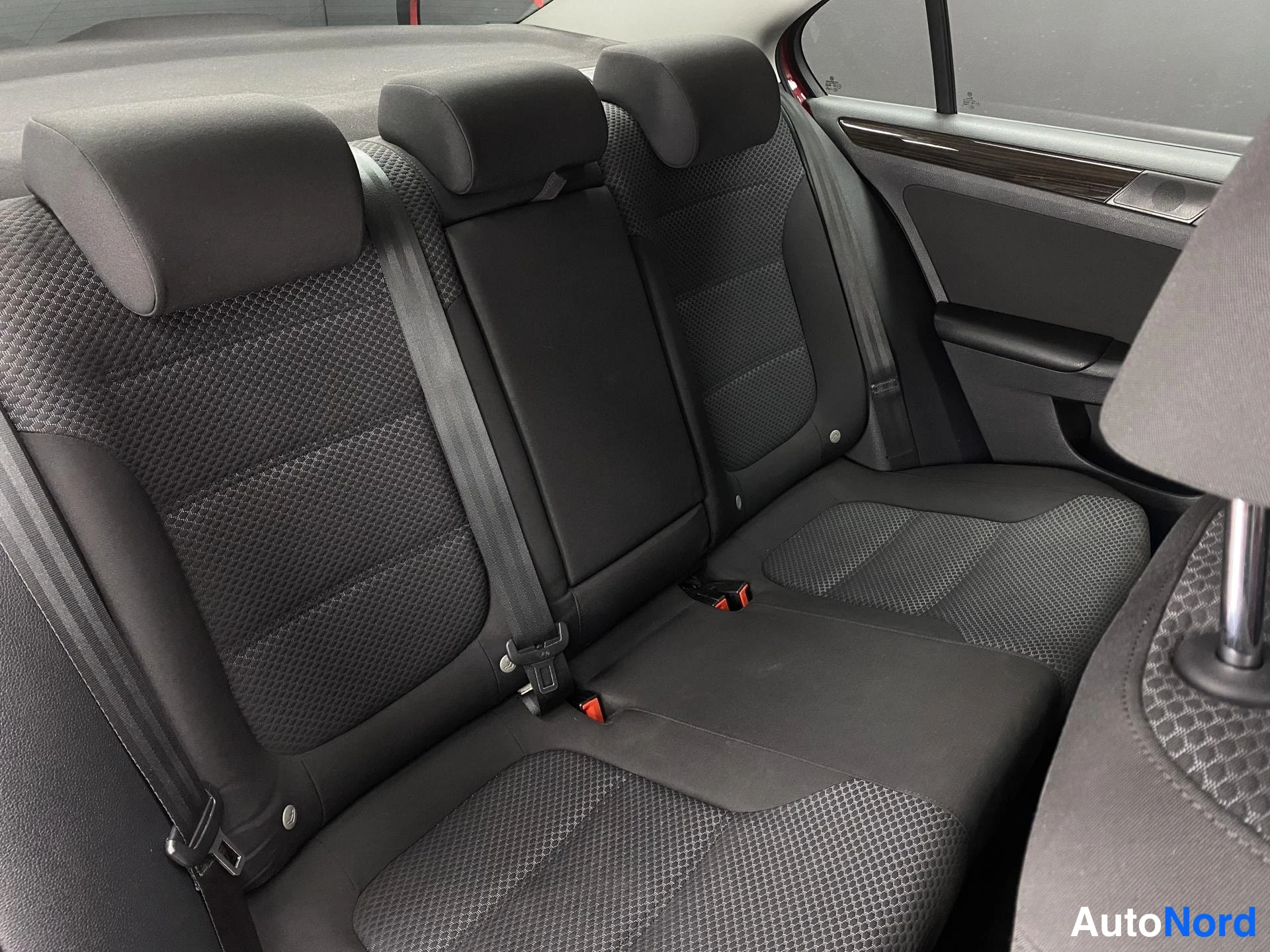 Punainen Volkswagen Jetta 2015, kuva 9