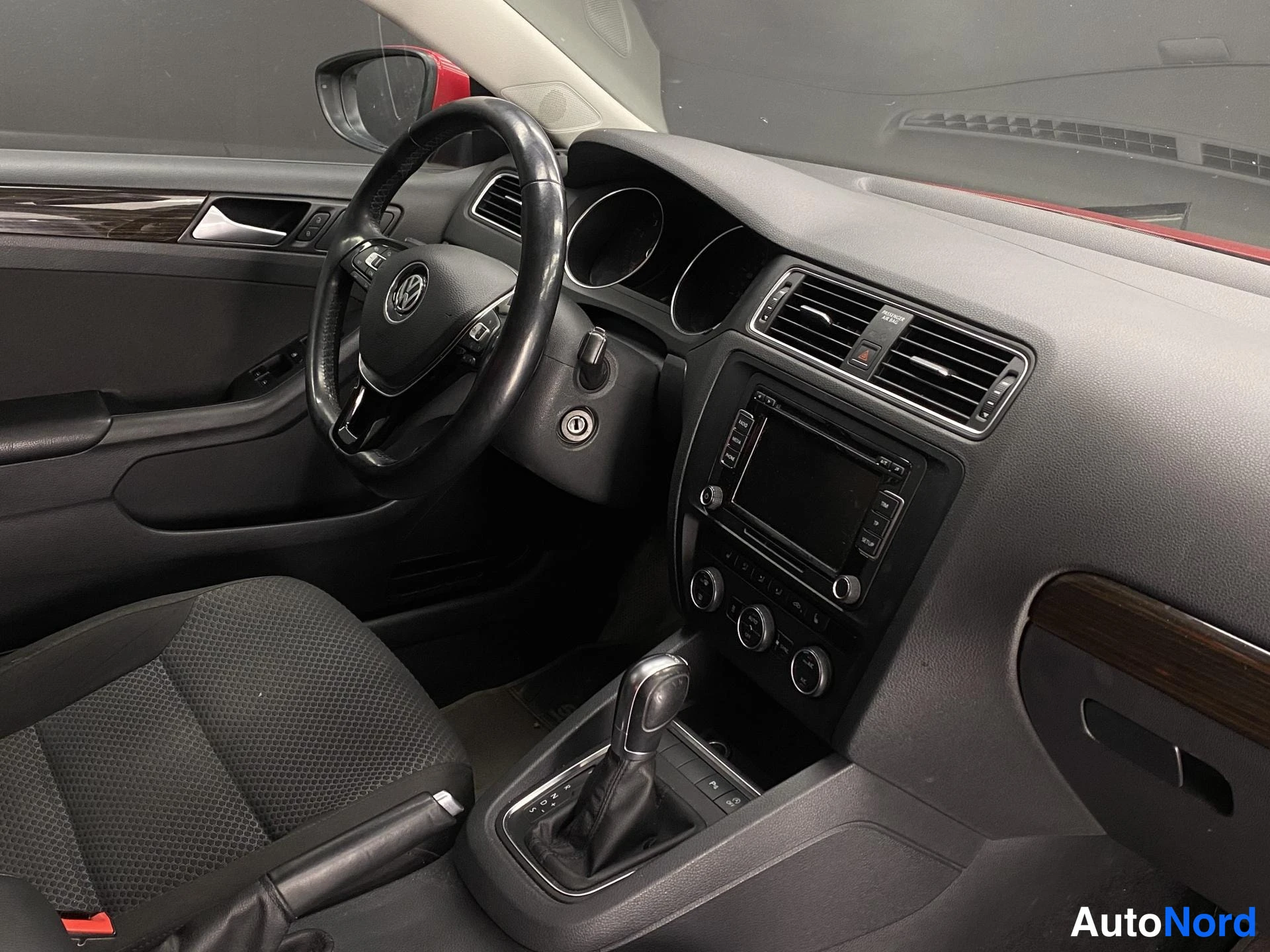 Punainen Volkswagen Jetta 2015, kuva 10