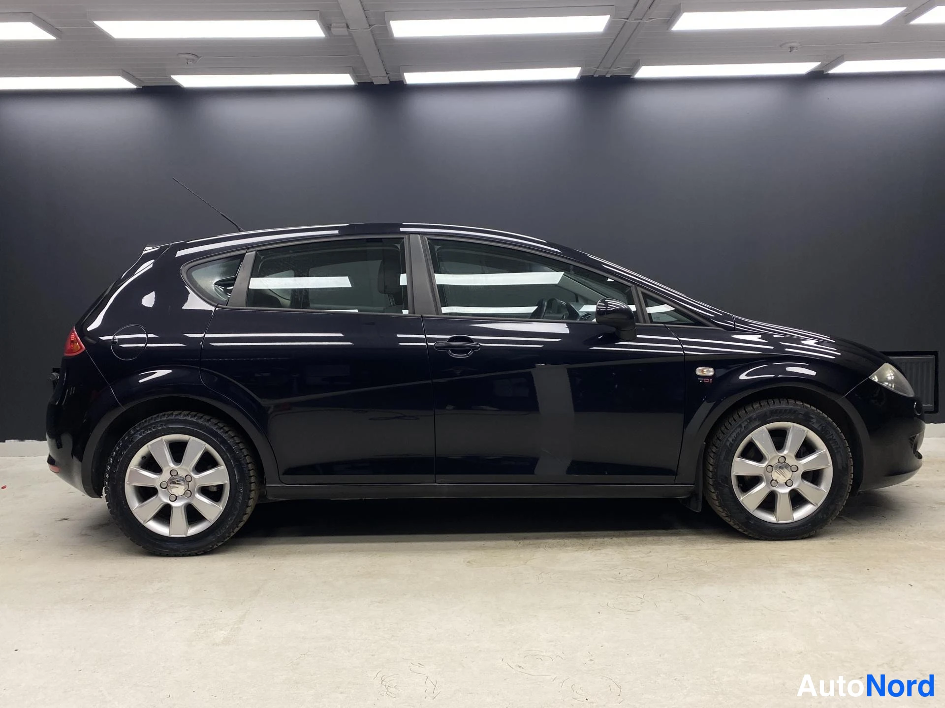 Musta Seat Leon 2008, sivulta, kuva 4