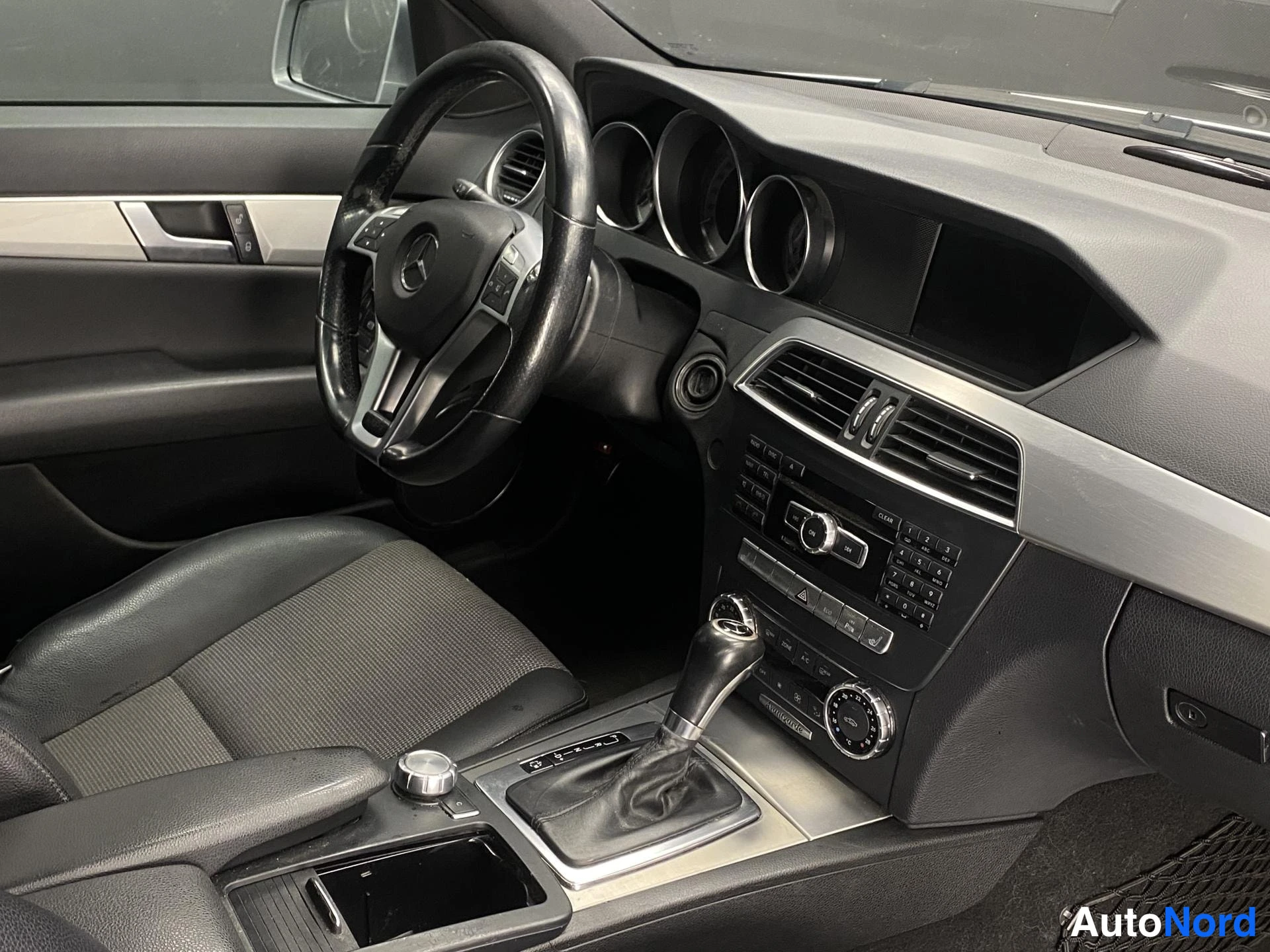 Harmaa Mercedes-Benz C 2011, yksityiskohta, kuva 7
