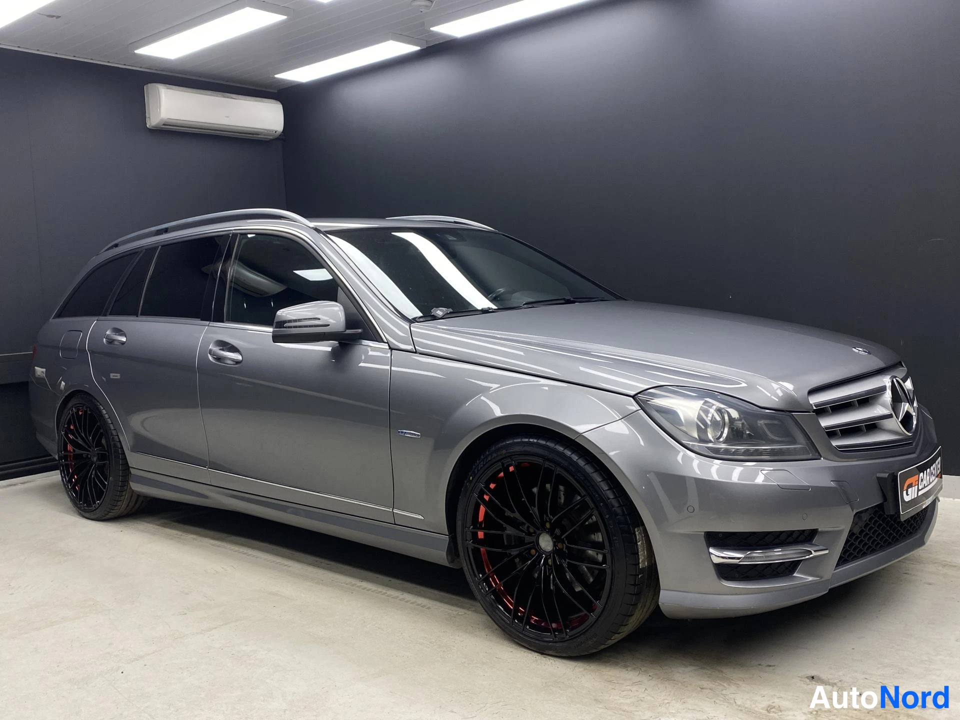 Harmaa Mercedes-Benz C 2011, etuviisto, keula oikealle, kuva 2