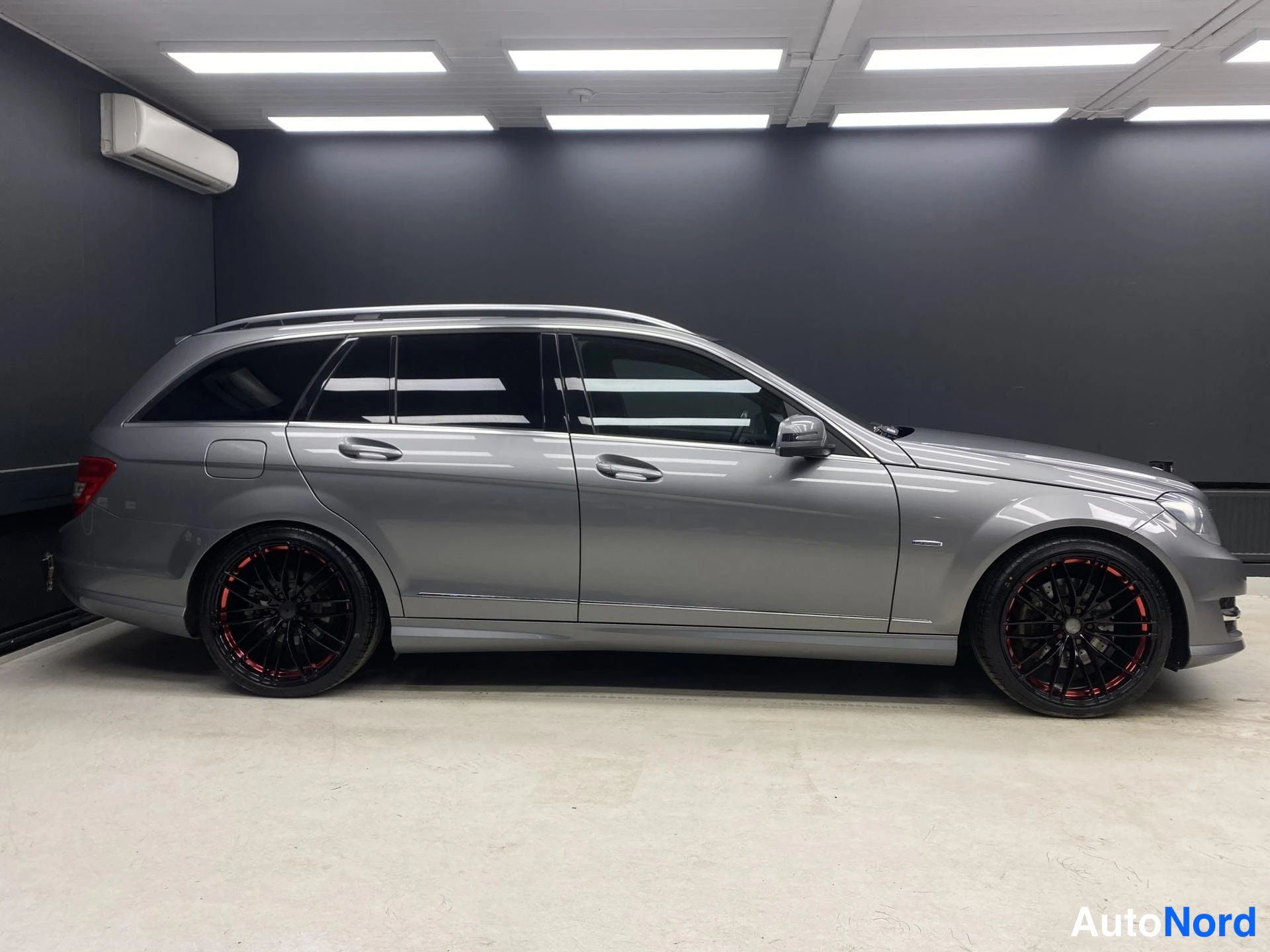 Harmaa Mercedes-Benz C 2011, sivulta, kuva 4