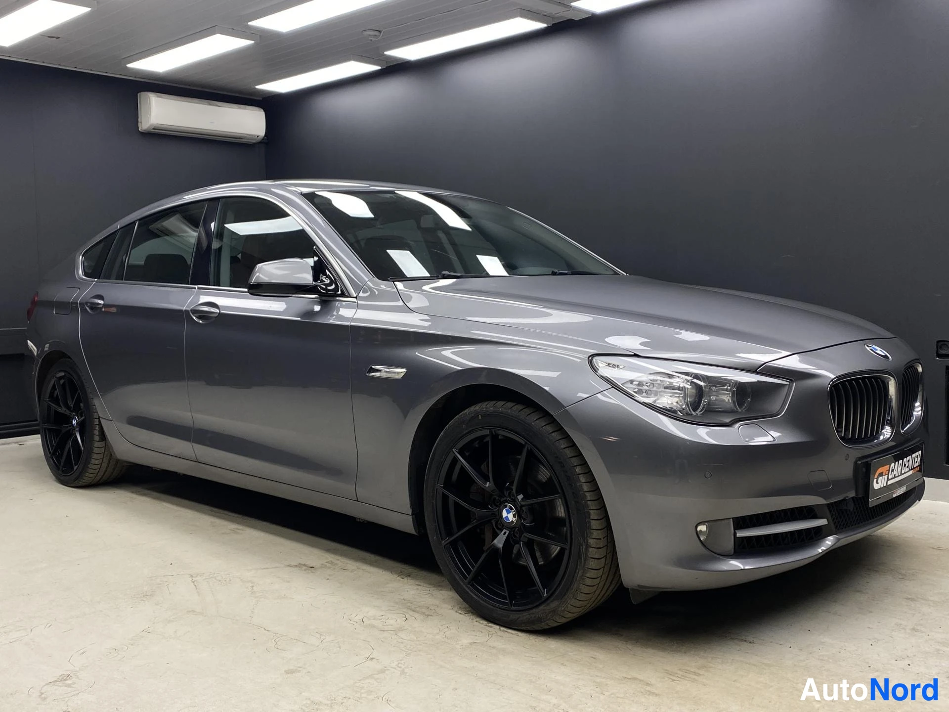 Harmaa BMW 535i 2010, etuviisto, keula oikealle, kuva 2