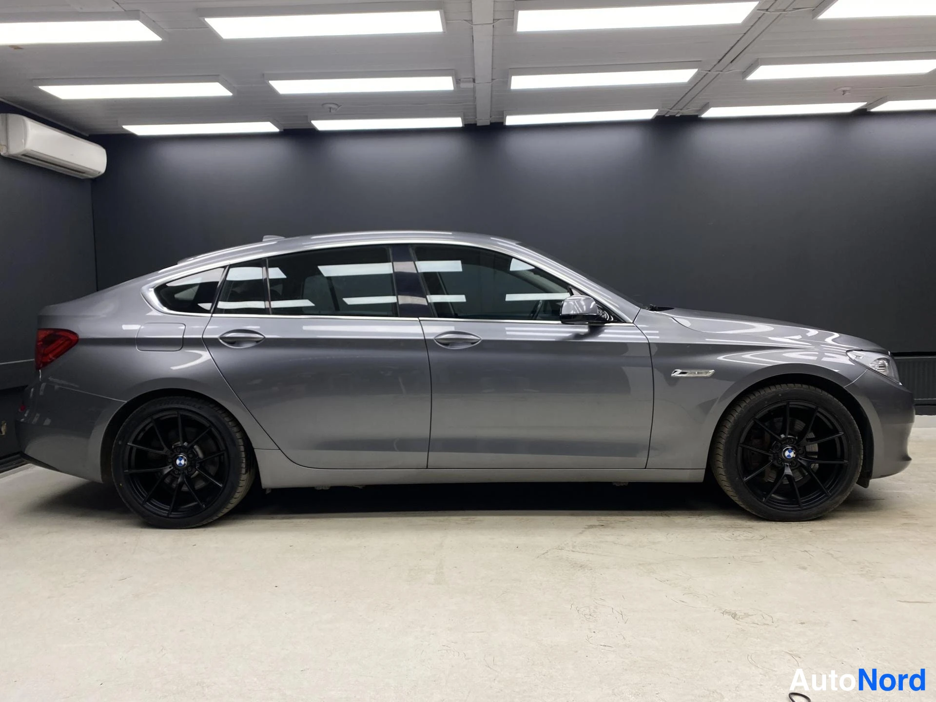 Harmaa BMW 535i 2010, sivulta, kuva 4