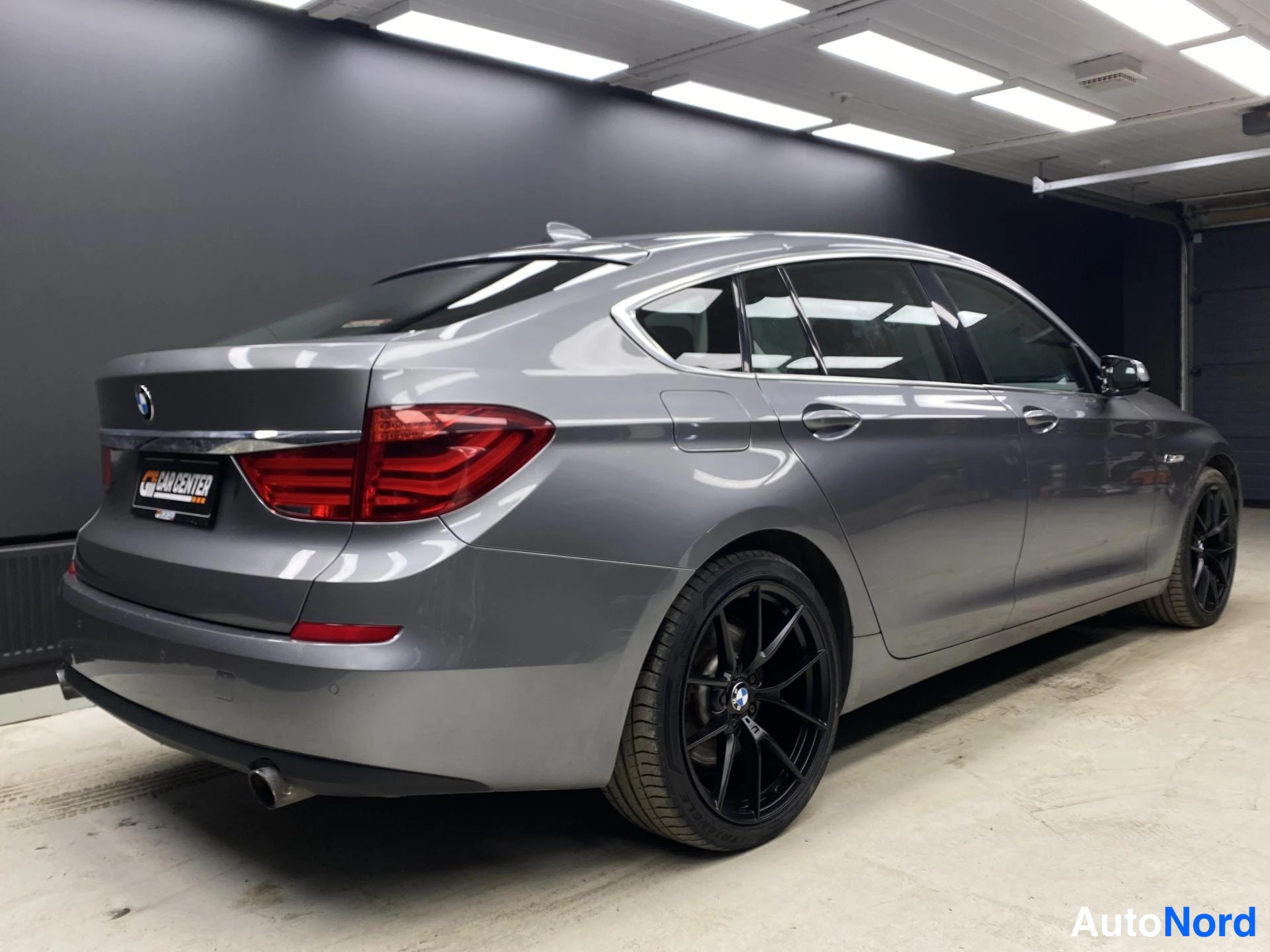Harmaa BMW 535i 2010, takaviisto, kuva 5