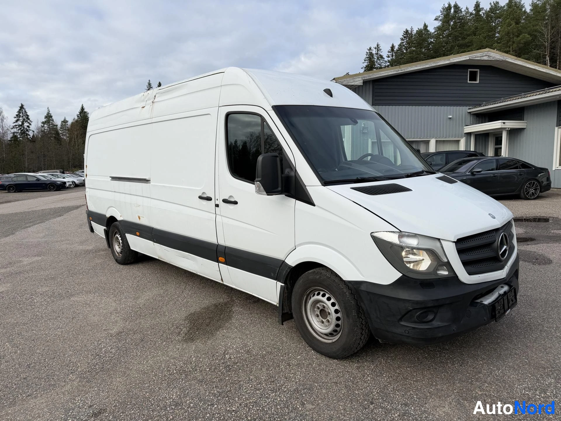 Valkoinen Mercedes-Benz Sprinter 2015, etuviisto, keula oikealle, kuva 2