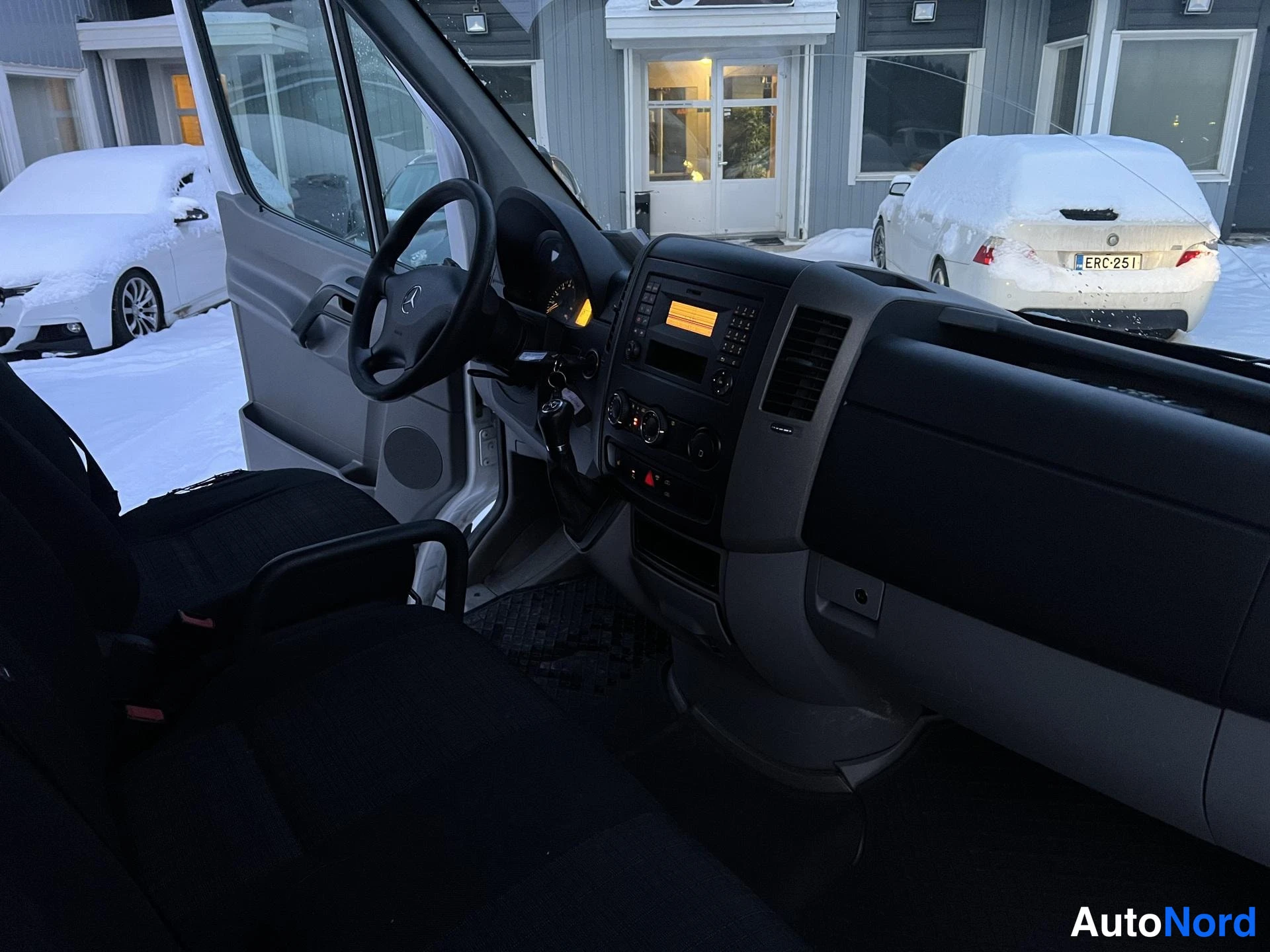 Valkoinen Mercedes-Benz Sprinter 2015, kuva 13
