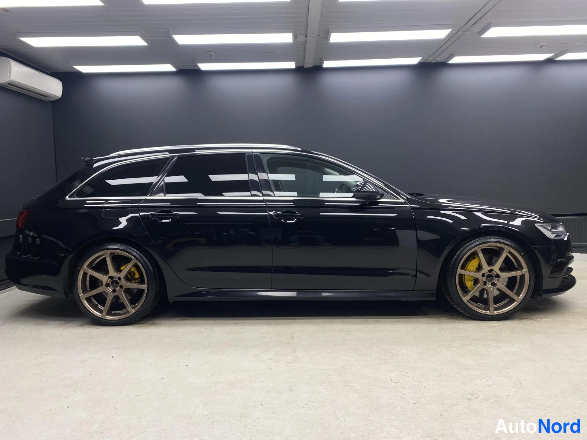 Musta Audi A6 2016, sivulta, kuva 5