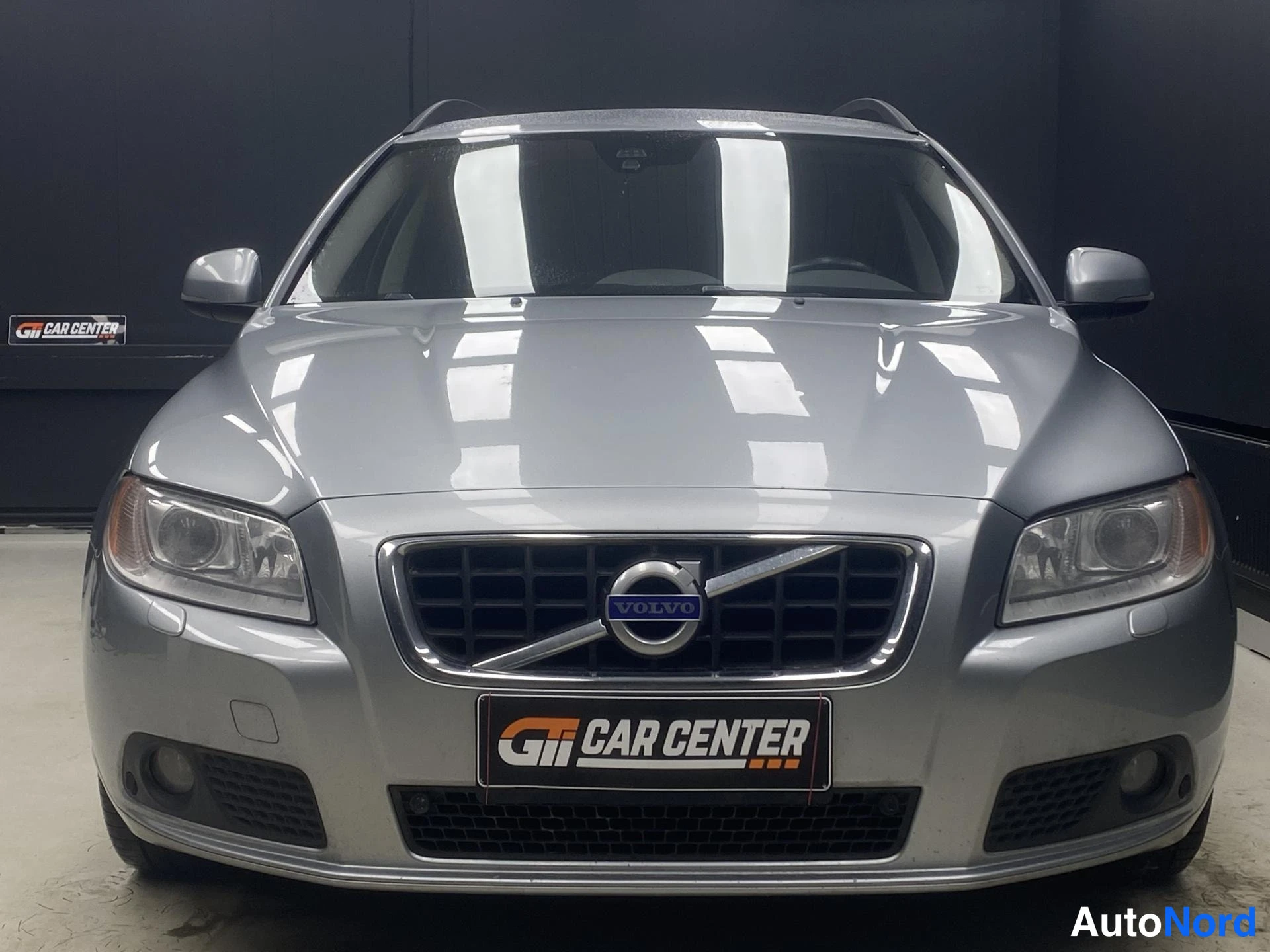 Harmaa Volvo V70 2013, edestä, kuva 3