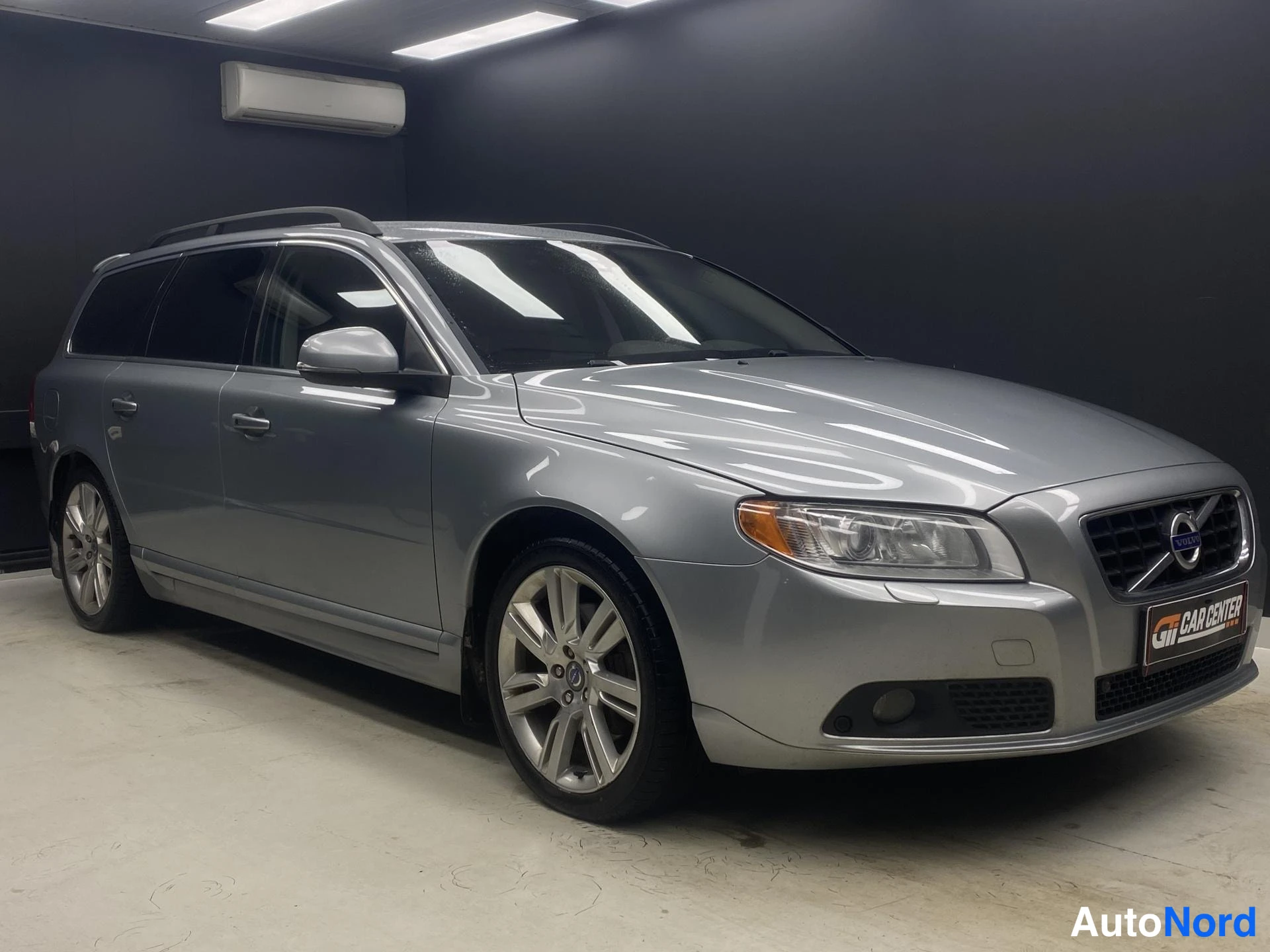 Harmaa Volvo V70 2013, etuviisto, keula oikealle, kuva 2