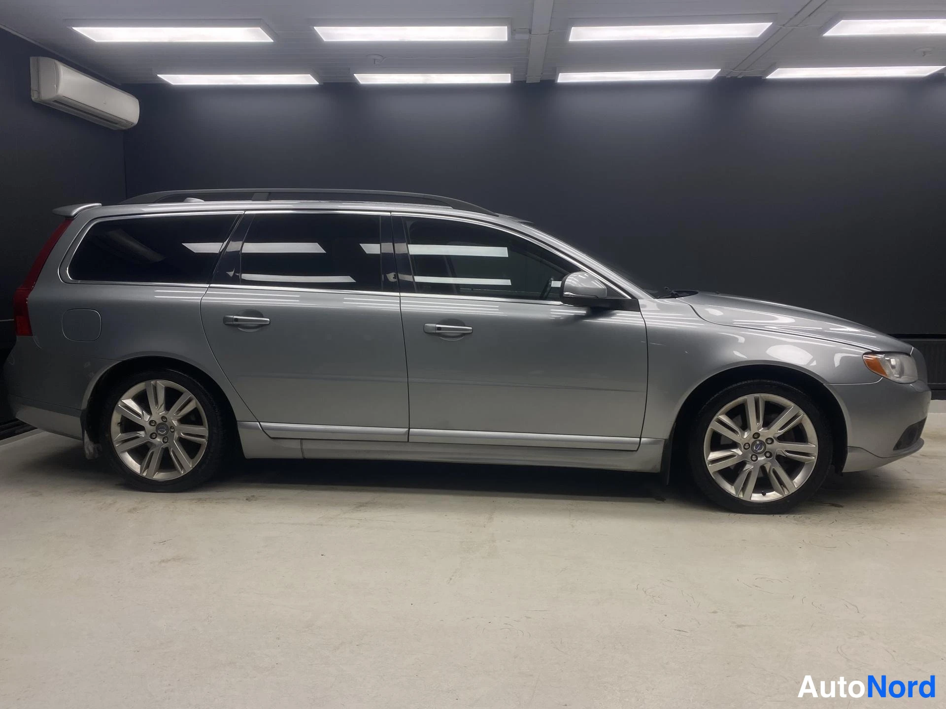 Harmaa Volvo V70 2013, sivulta, kuva 4