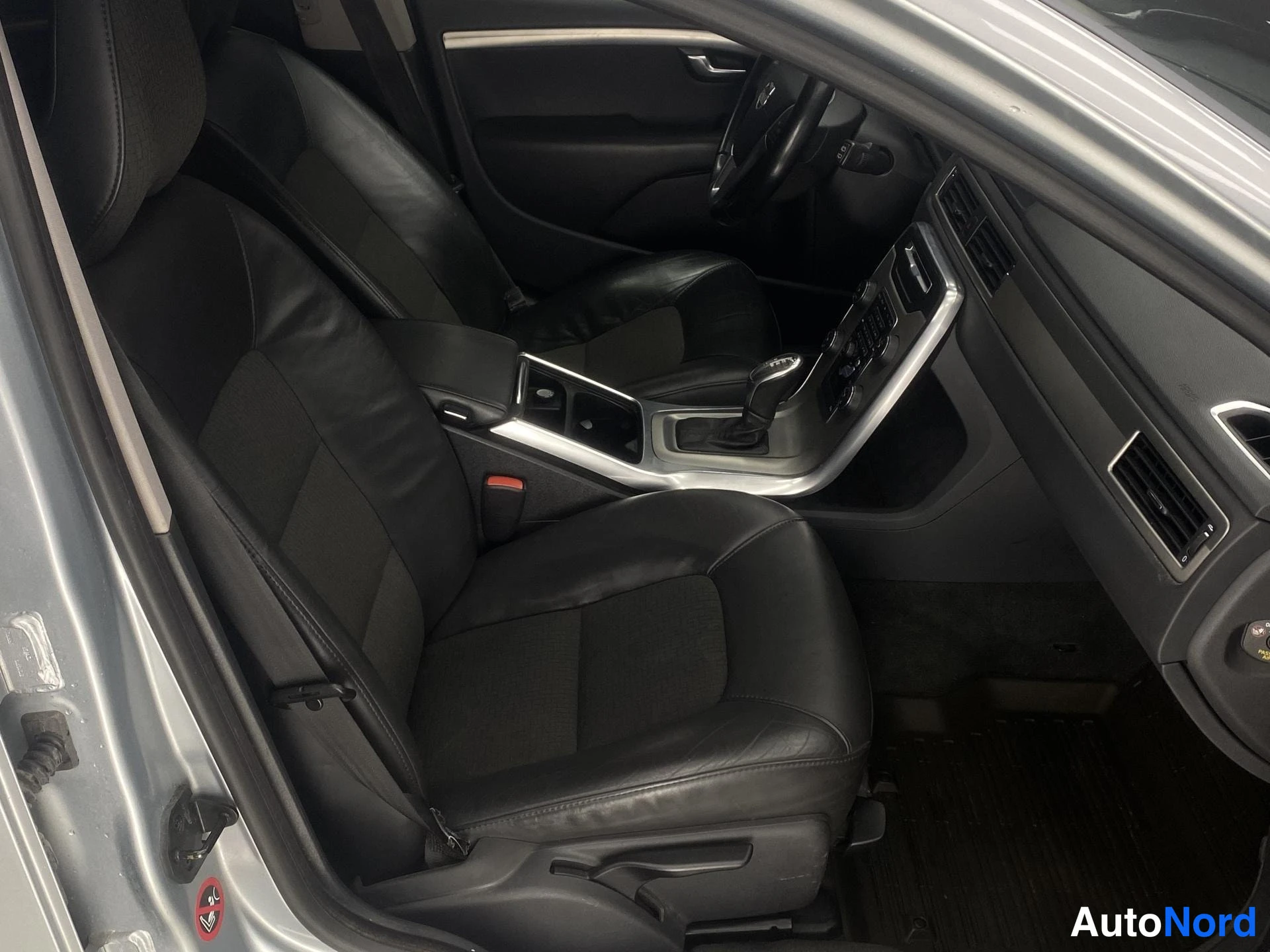Harmaa Volvo V70 2013, kuva 9