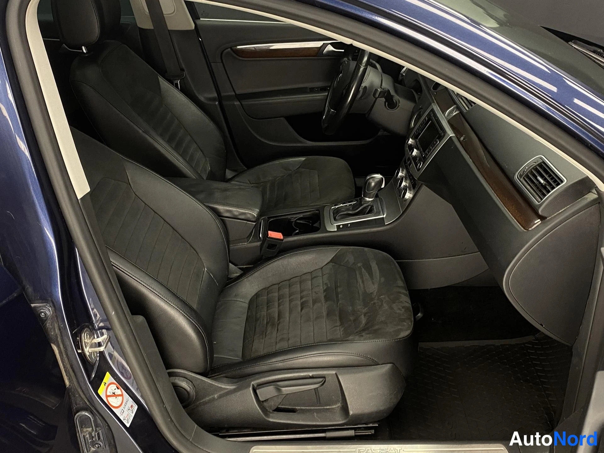 Sininen Volkswagen Passat 2014, kuva 23