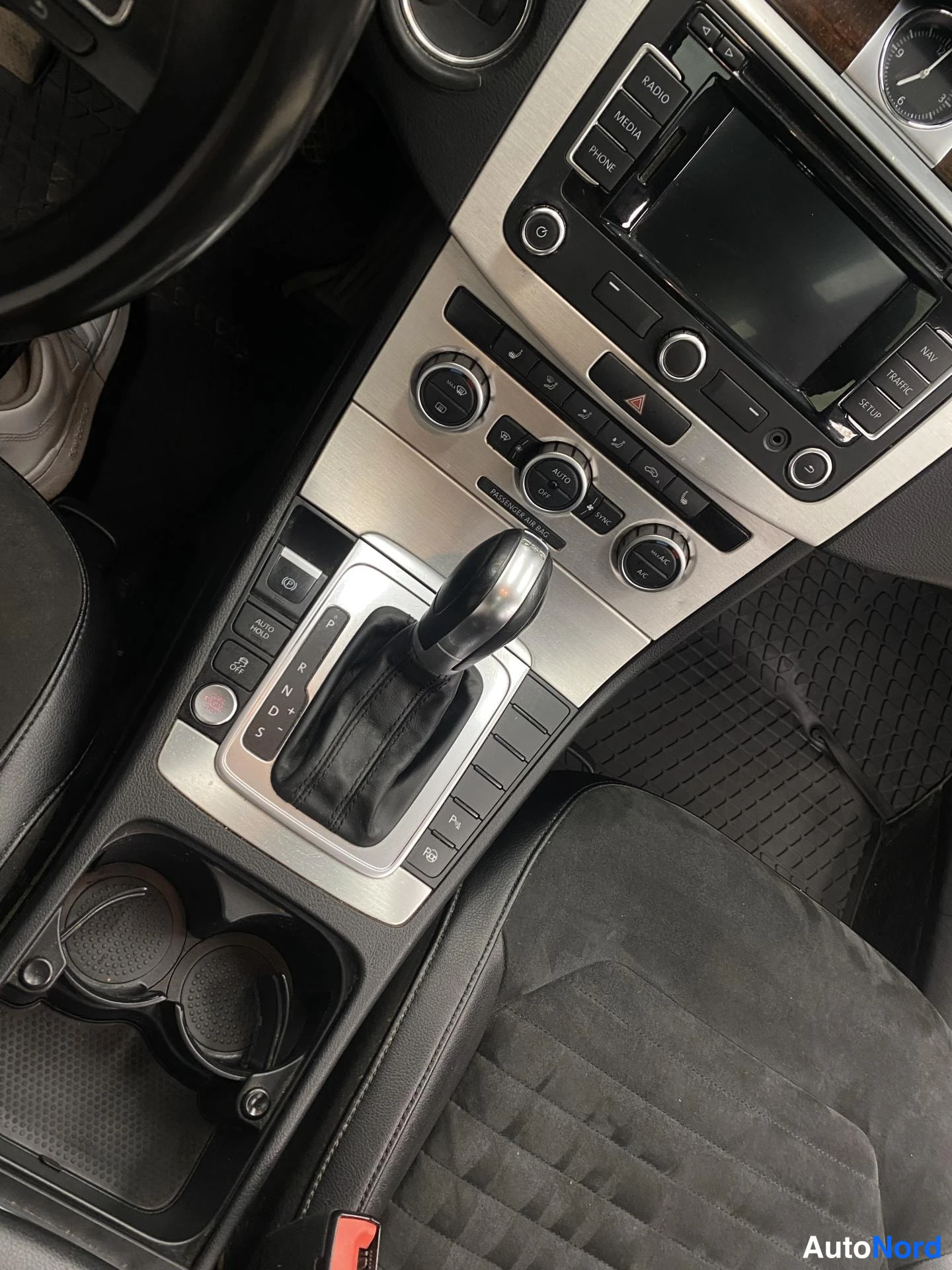 Sininen Volkswagen Passat 2014, kuva 18