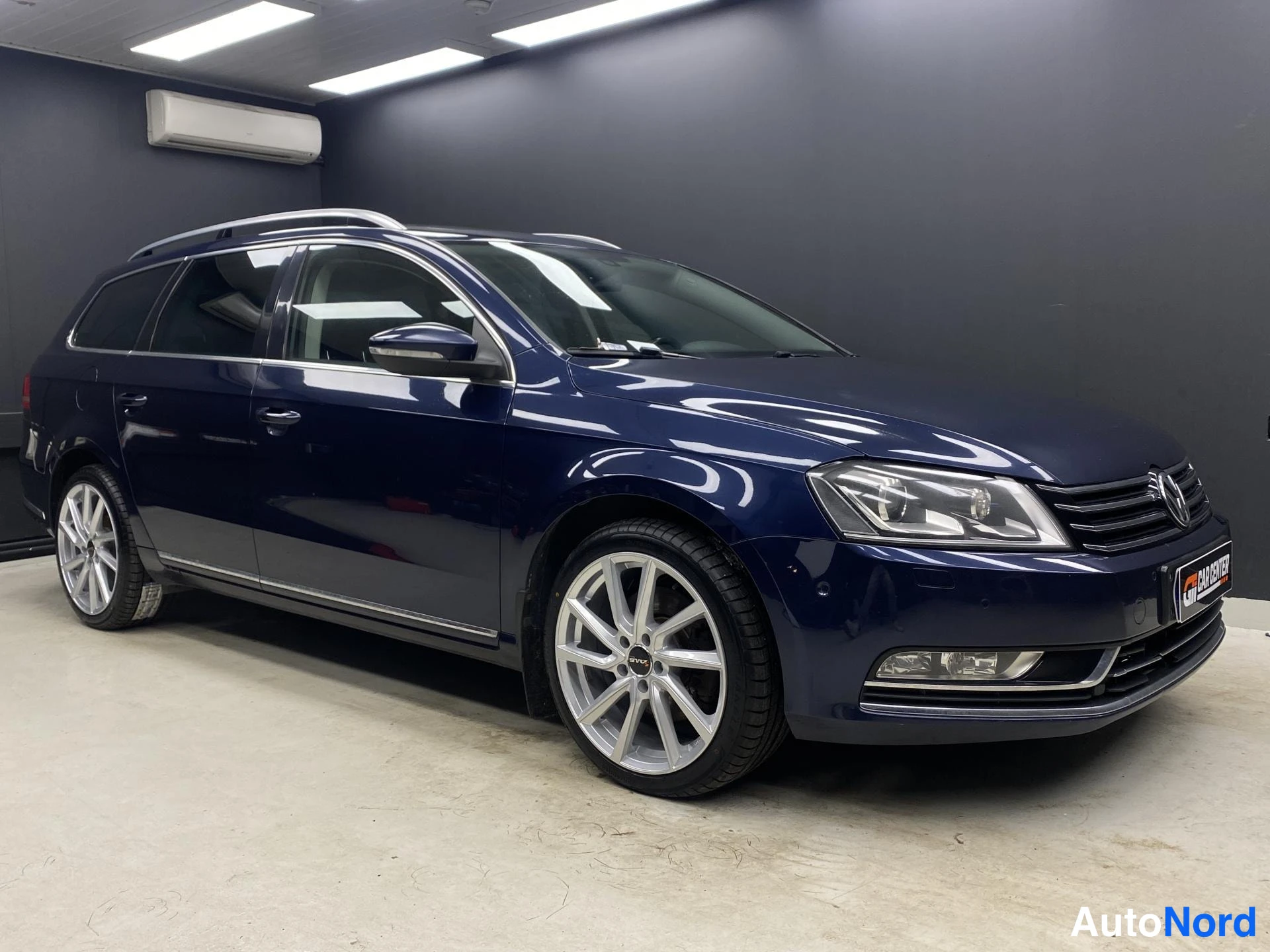 Sininen Volkswagen Passat 2014, etuviisto, keula oikealle, kuva 2