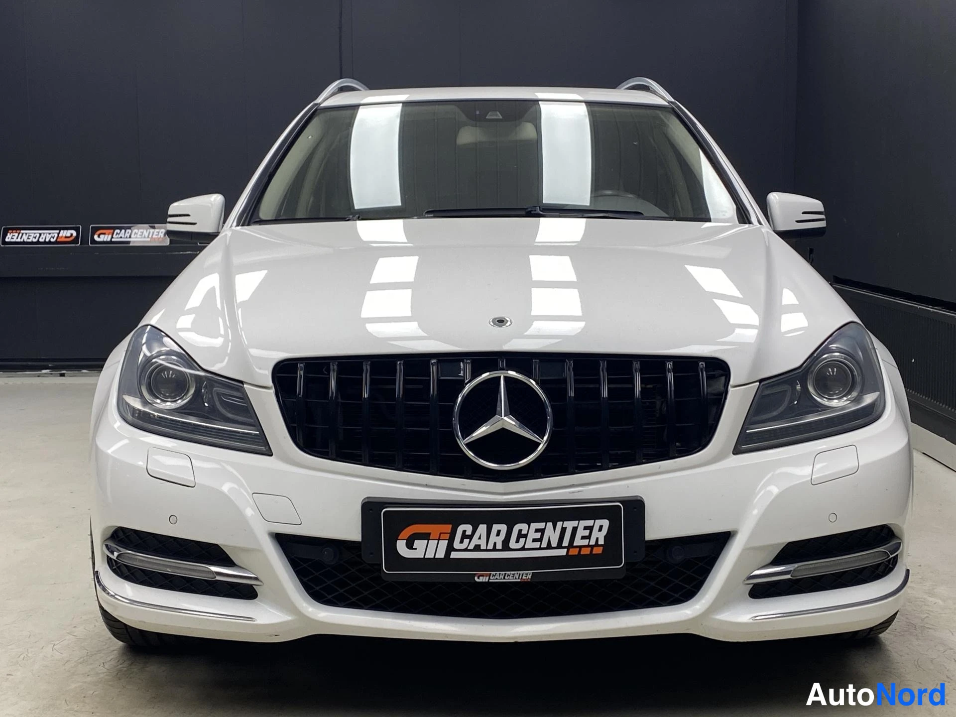 Valkoinen Mercedes-Benz C 2012, edestä, kuva 3
