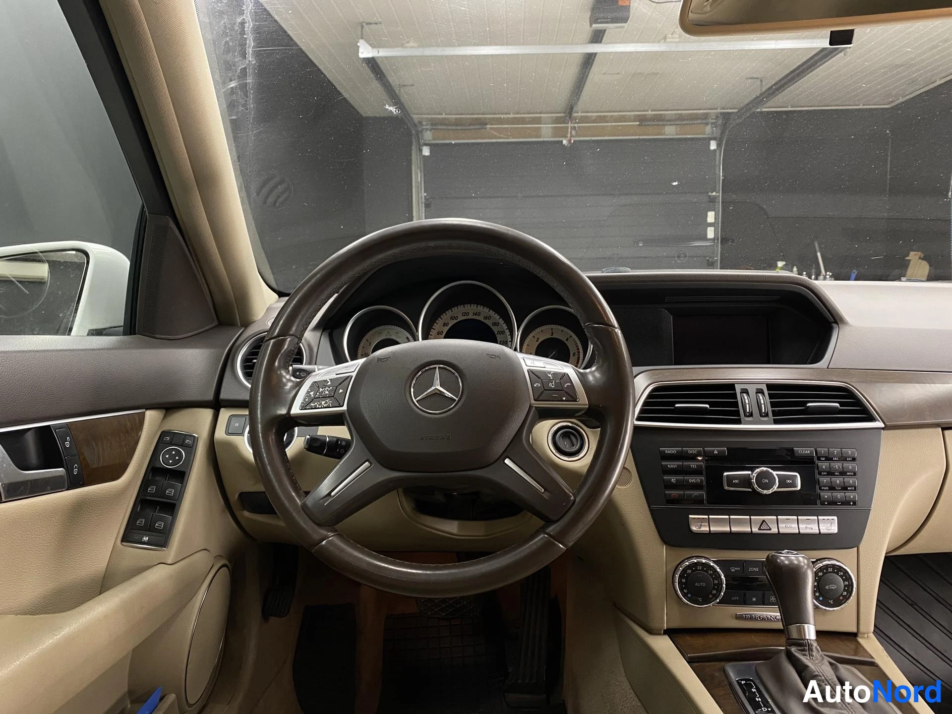 Valkoinen Mercedes-Benz C 2012, yksityiskohta, kuva 7