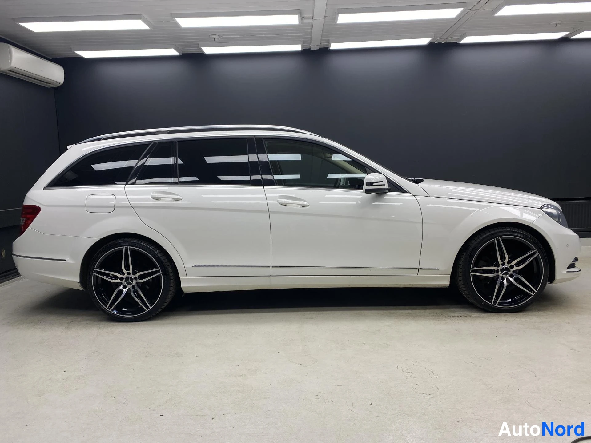 Valkoinen Mercedes-Benz C 2012, sivulta, kuva 4