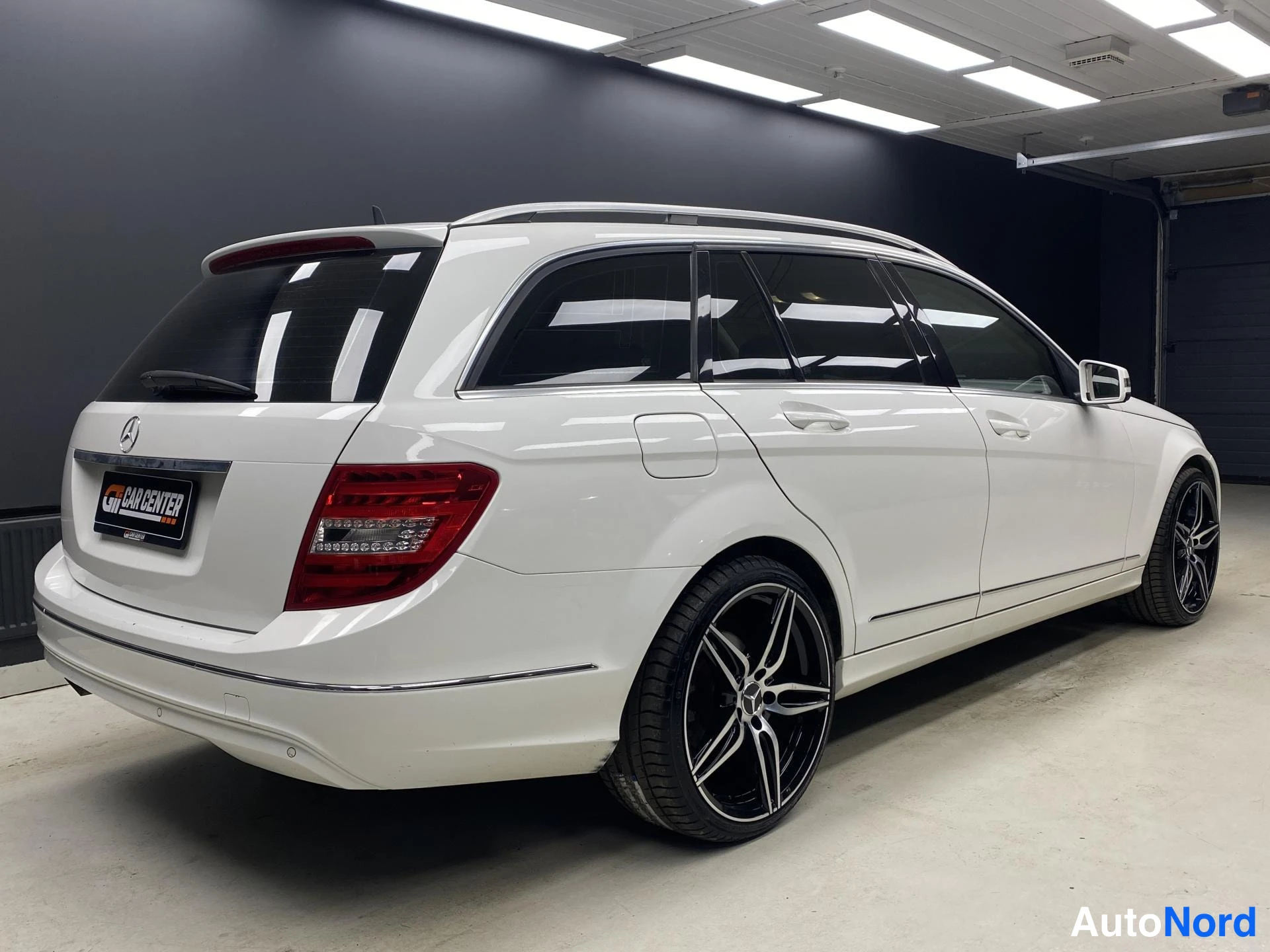 Valkoinen Mercedes-Benz C 2012, takaviisto, kuva 5