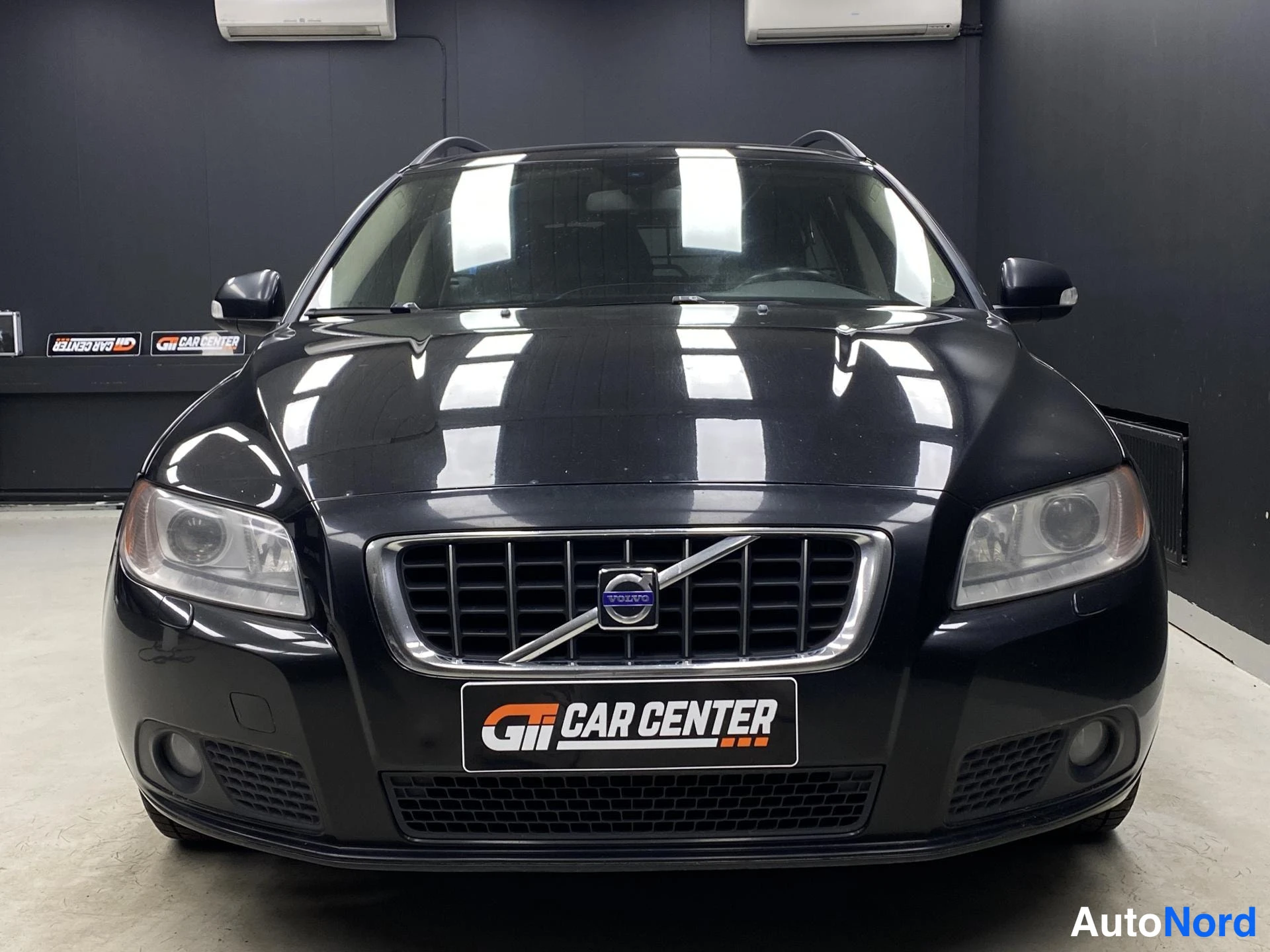Musta Volvo V70 2009, edestä, kuva 3