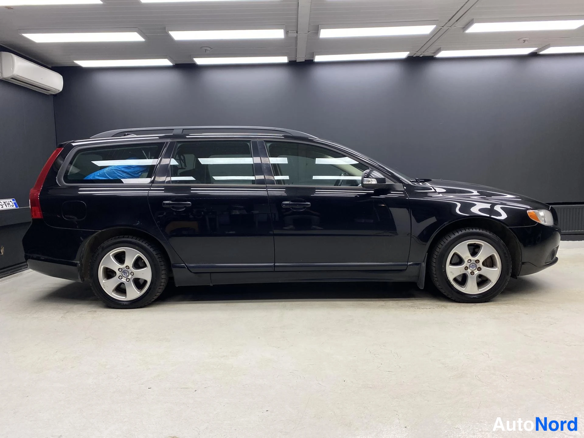 Musta Volvo V70 2009, sivulta, kuva 4