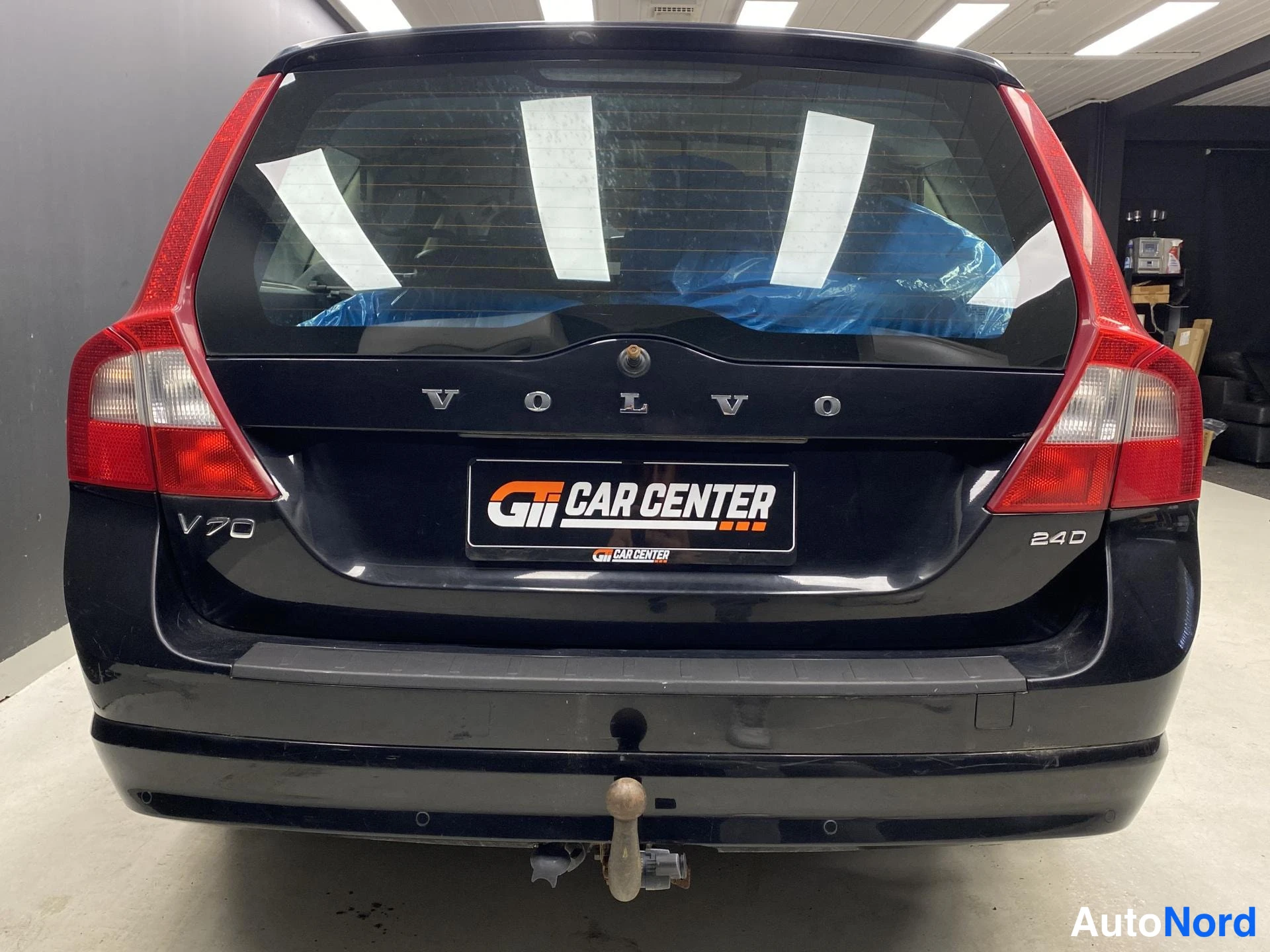 Musta Volvo V70 2009, takaa, kuva 5