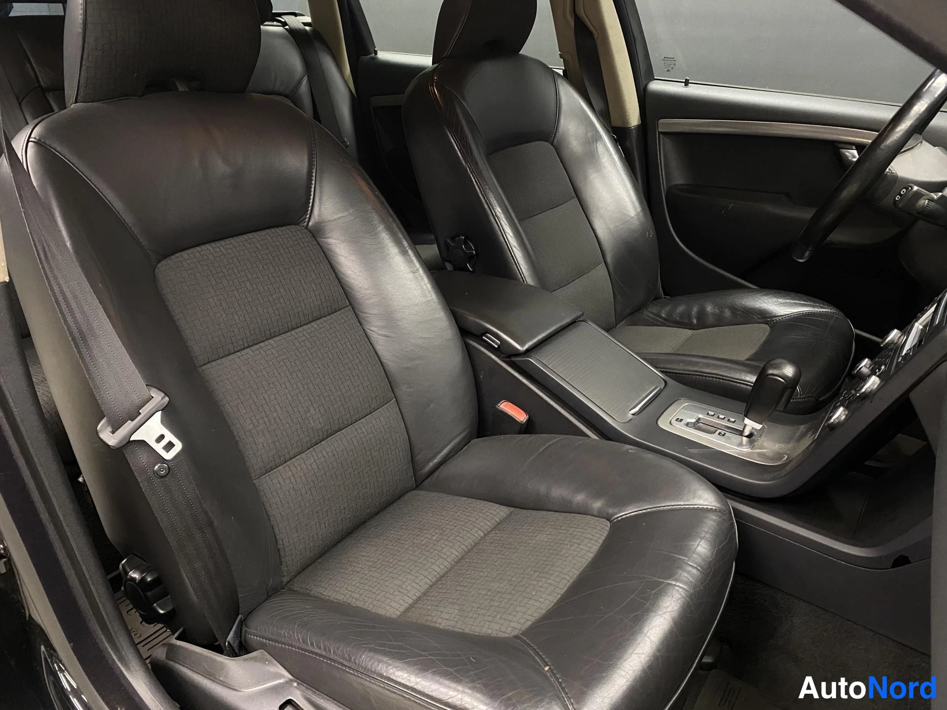Musta Volvo V70 2009, kuva 7