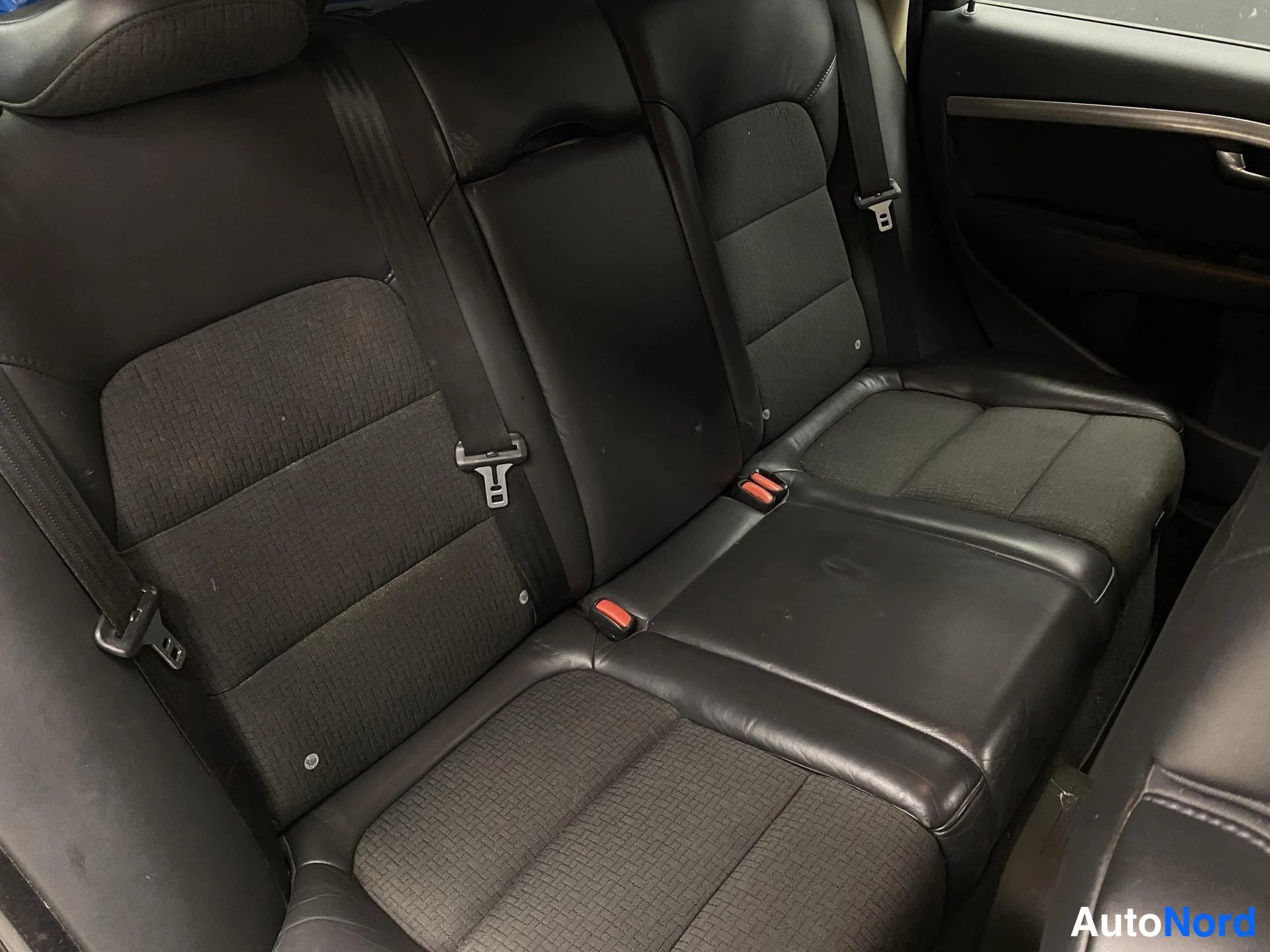 Musta Volvo V70 2009, kuva 9