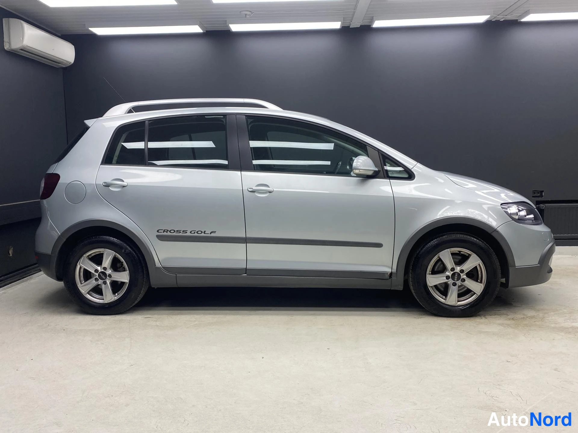 Harmaa Volkswagen Golf 2007, etuviisto, keula oikealle, kuva 3