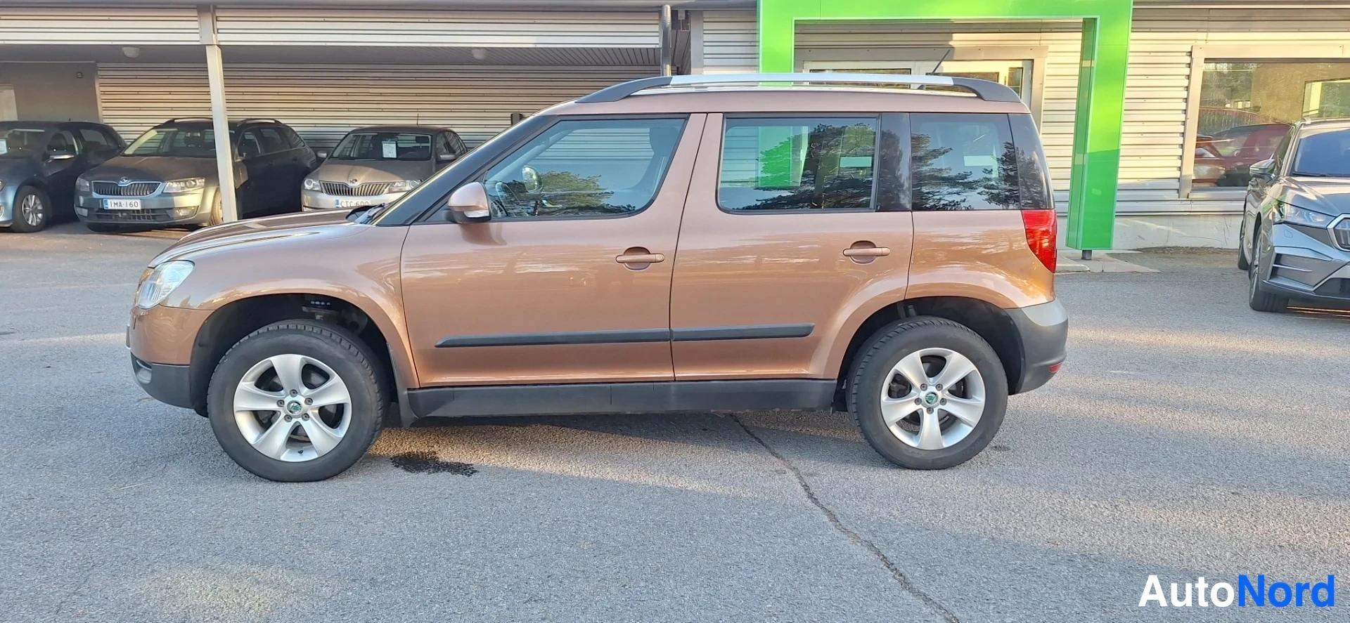 Oranssi Skoda Yeti 2012, etuviisto, keula vasemmalle, kuva 2