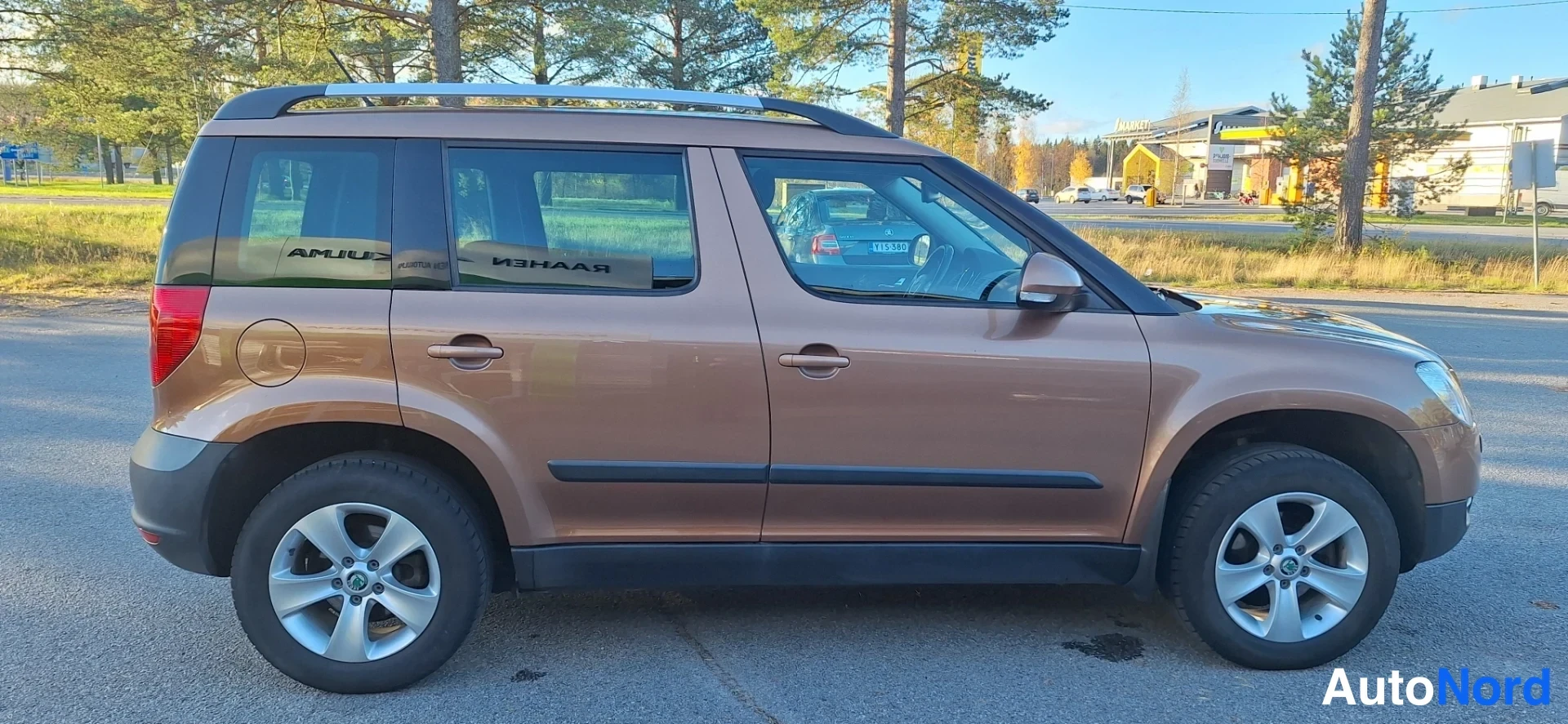 Oranssi Skoda Yeti 2012, sivulta, kuva 4