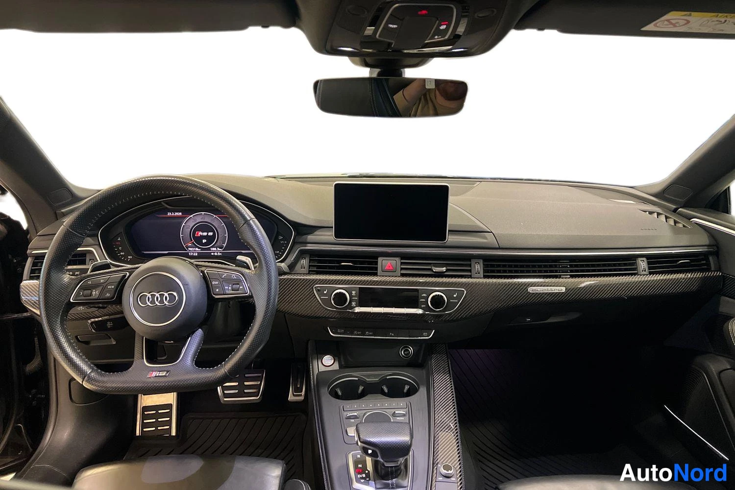 Musta Audi Coupé 2018, ohjaamo, kuva 8