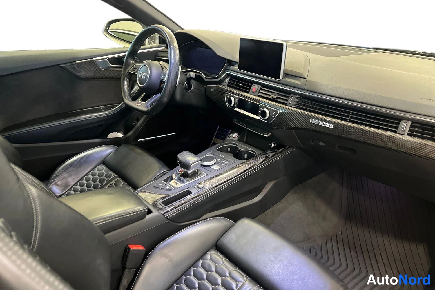 Musta Audi Coupé 2018, ohjaamo, kuva 9