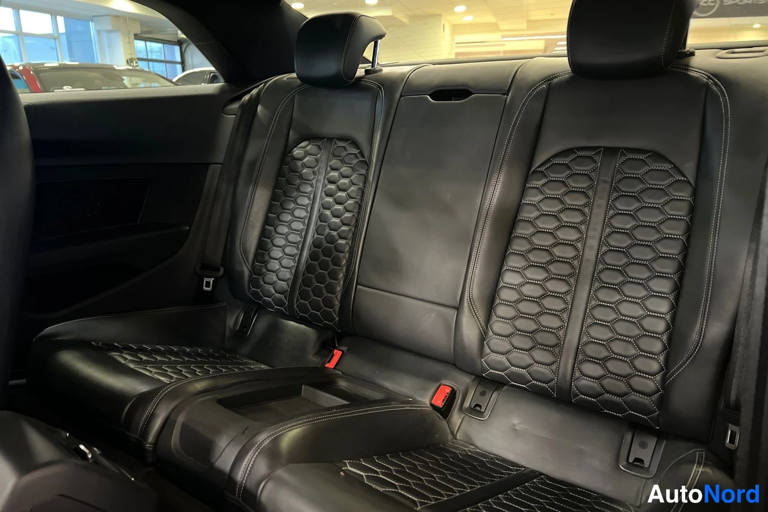 Musta Audi Coupé 2018, takaistuimet, kuva 11
