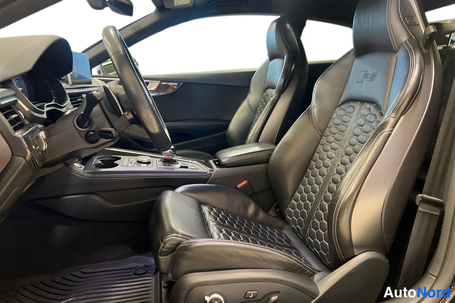 Musta Audi Coupé 2018, etuistuimet, kuva 10