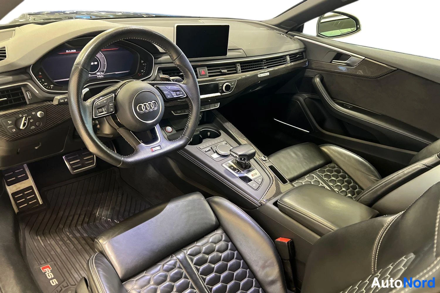 Musta Audi Coupé 2018, ohjaamo, kuva 6