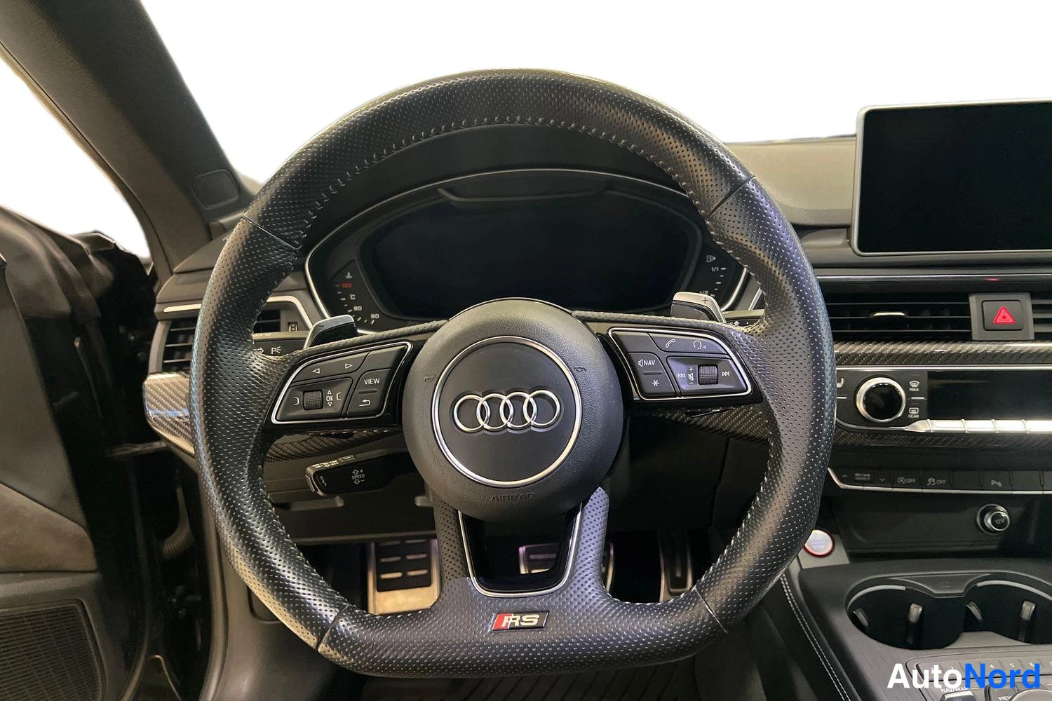 Musta Audi Coupé 2018, ohjaamo, kuva 7