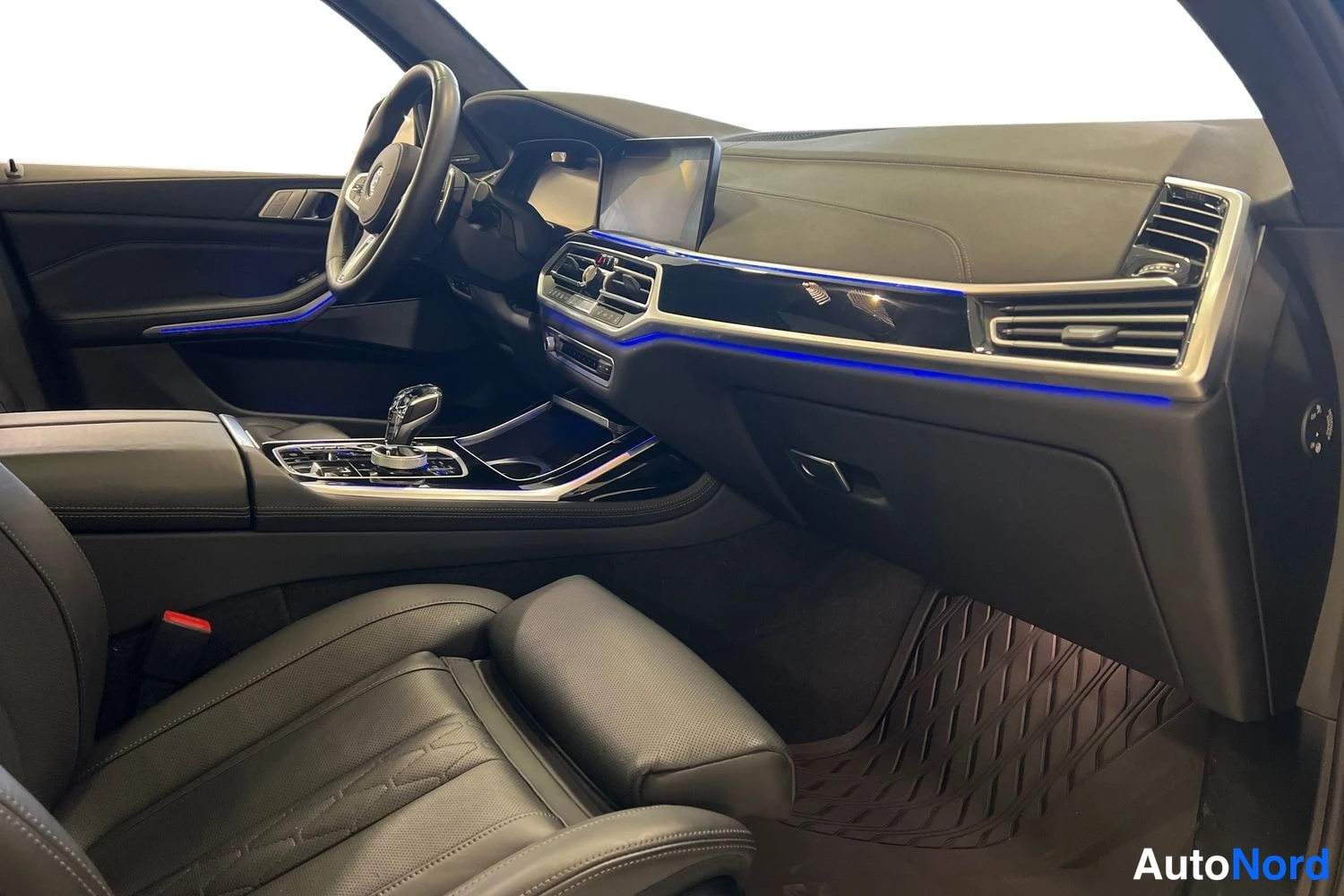 Sininen BMW X7 2022, ohjaamo, kuva 9