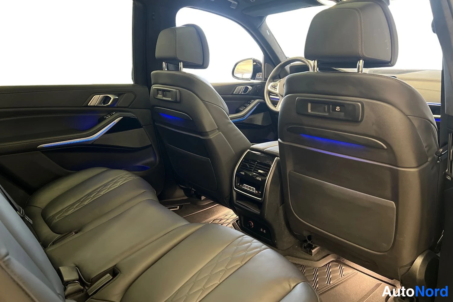 Sininen BMW X7 2022, takaistuimet, kuva 11