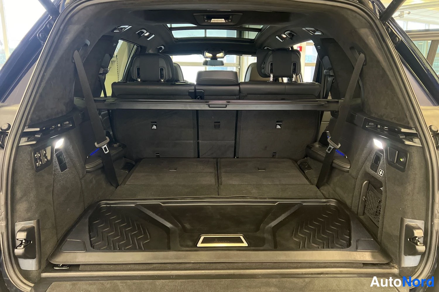 Sininen BMW X7 2022, tavaratila, kuva 12
