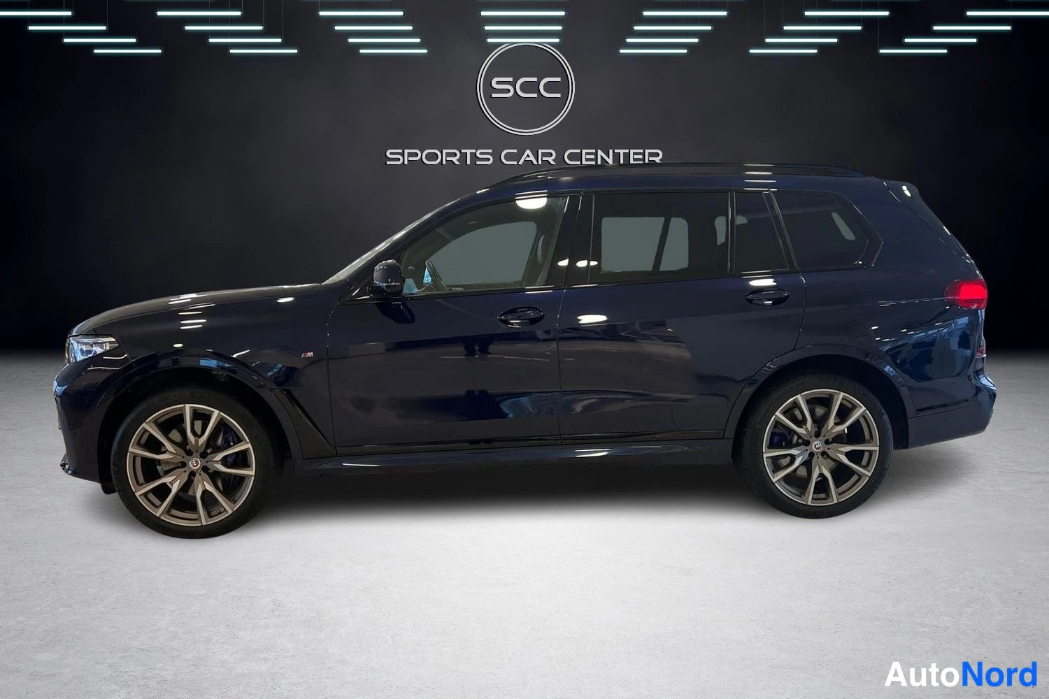 Sininen BMW X7 2022, sivulta, kuva 3