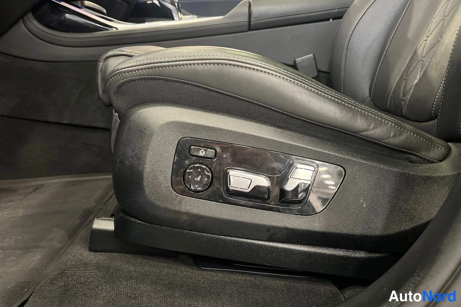 Sininen BMW X7 2022, yksityiskohta, kuva 33