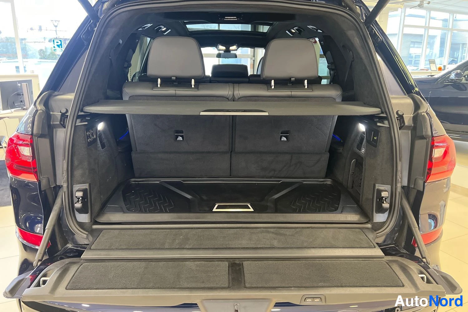 Sininen BMW X7 2022, tavaratila, kuva 13