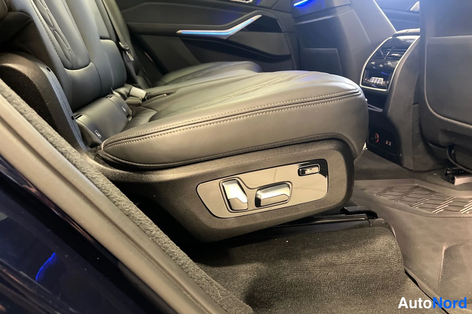 Sininen BMW X7 2022, tavaratila, kuva 14