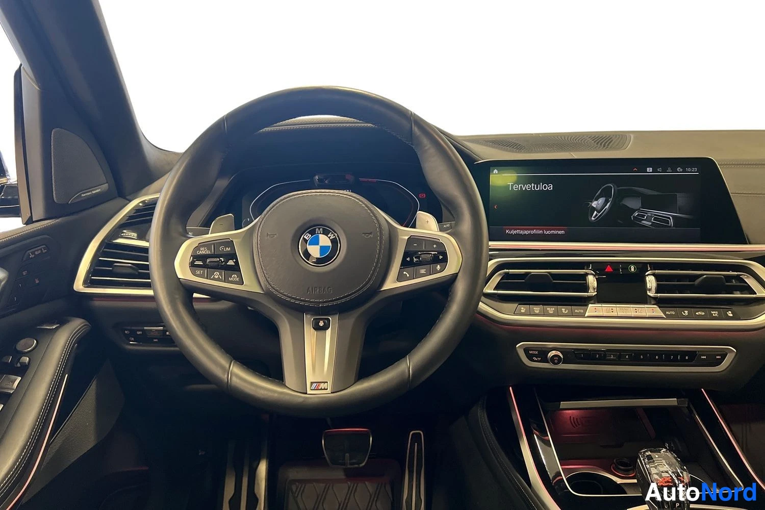 Sininen BMW X7 2022, ohjaamo, kuva 7