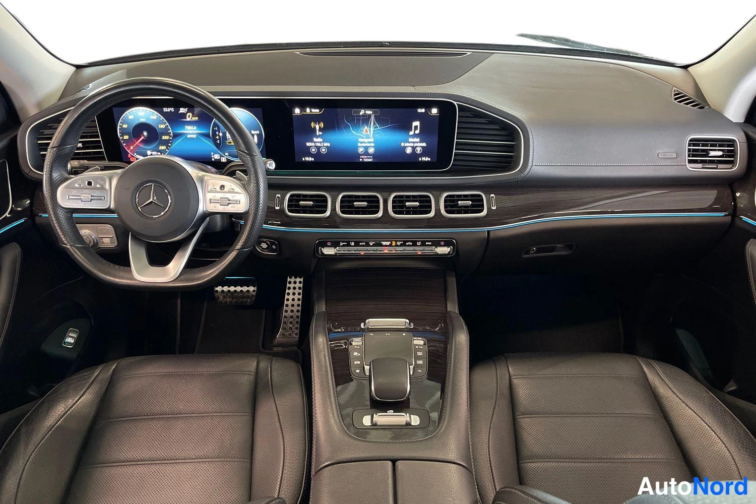 Musta Mercedes-Benz GLS 2021, ohjaamo, kuva 6
