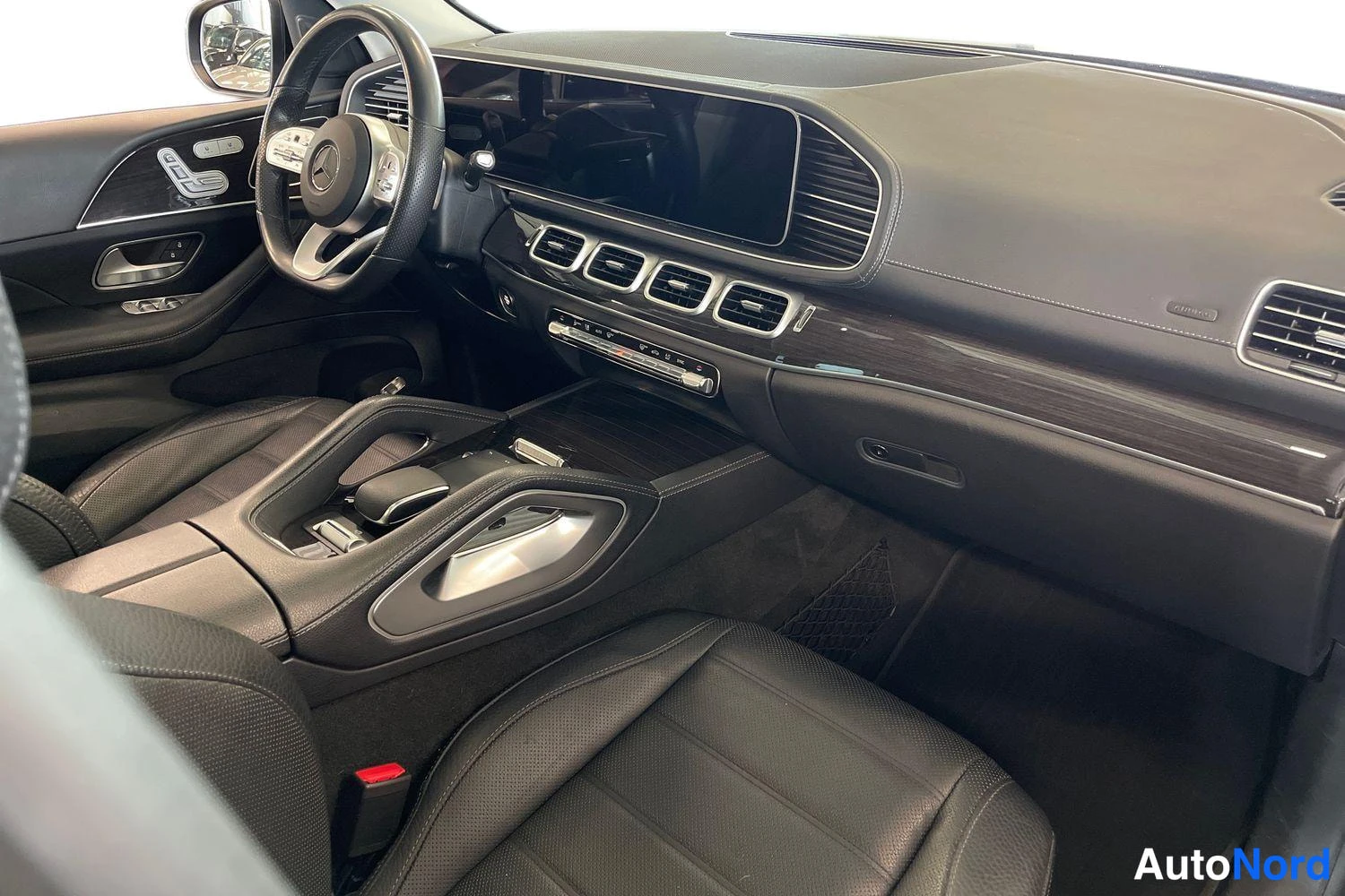 Musta Mercedes-Benz GLS 2021, ohjaamo, kuva 7
