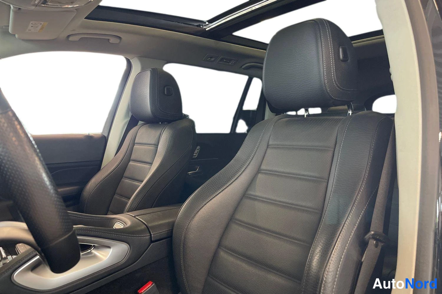 Musta Mercedes-Benz GLS 2021, etuistuimet, kuva 9