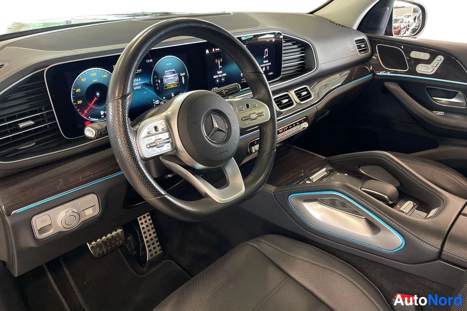 Musta Mercedes-Benz GLS 2021, ohjaamo, kuva 8
