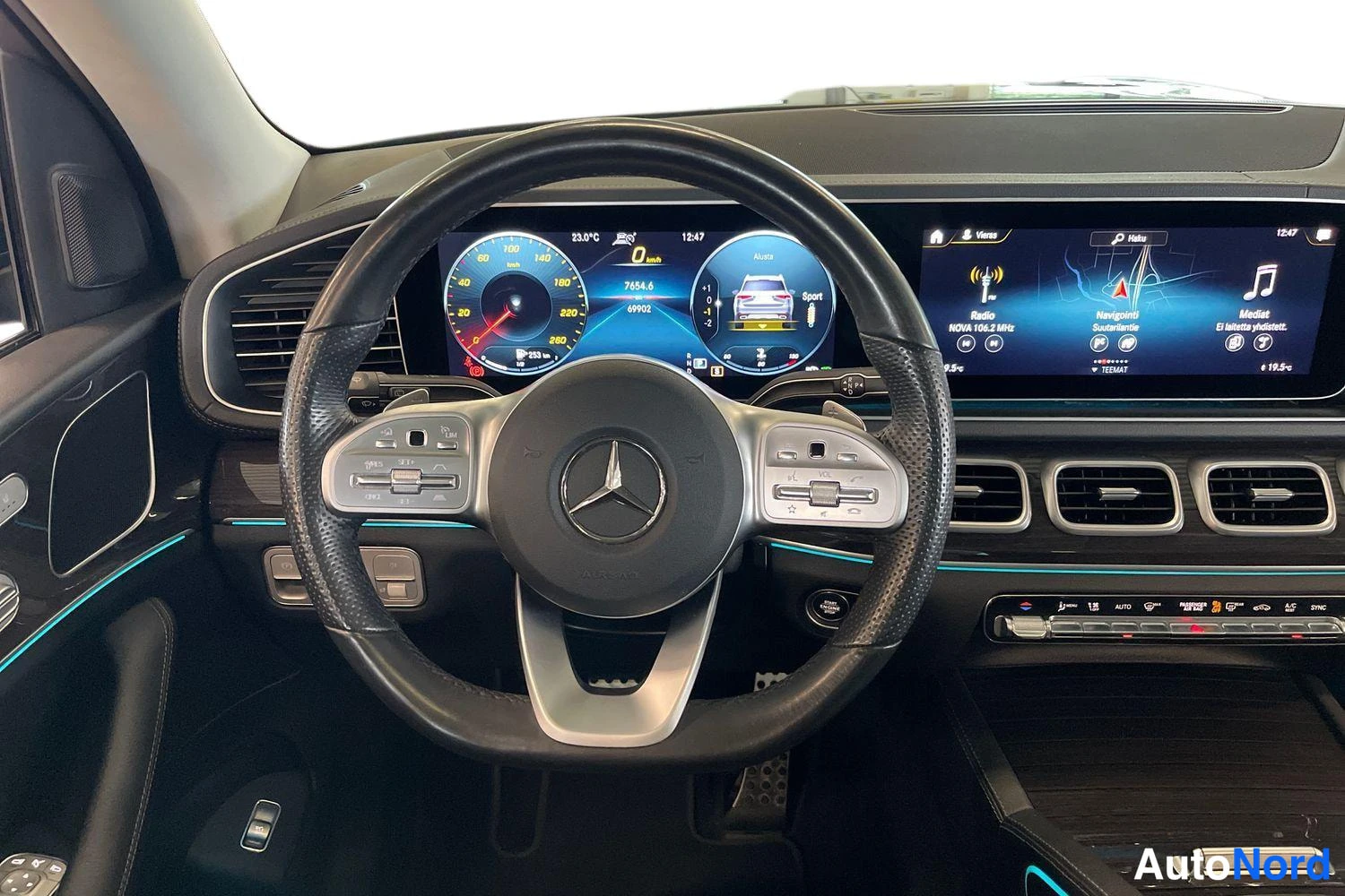 Musta Mercedes-Benz GLS 2021, ohjaamo, kuva 5